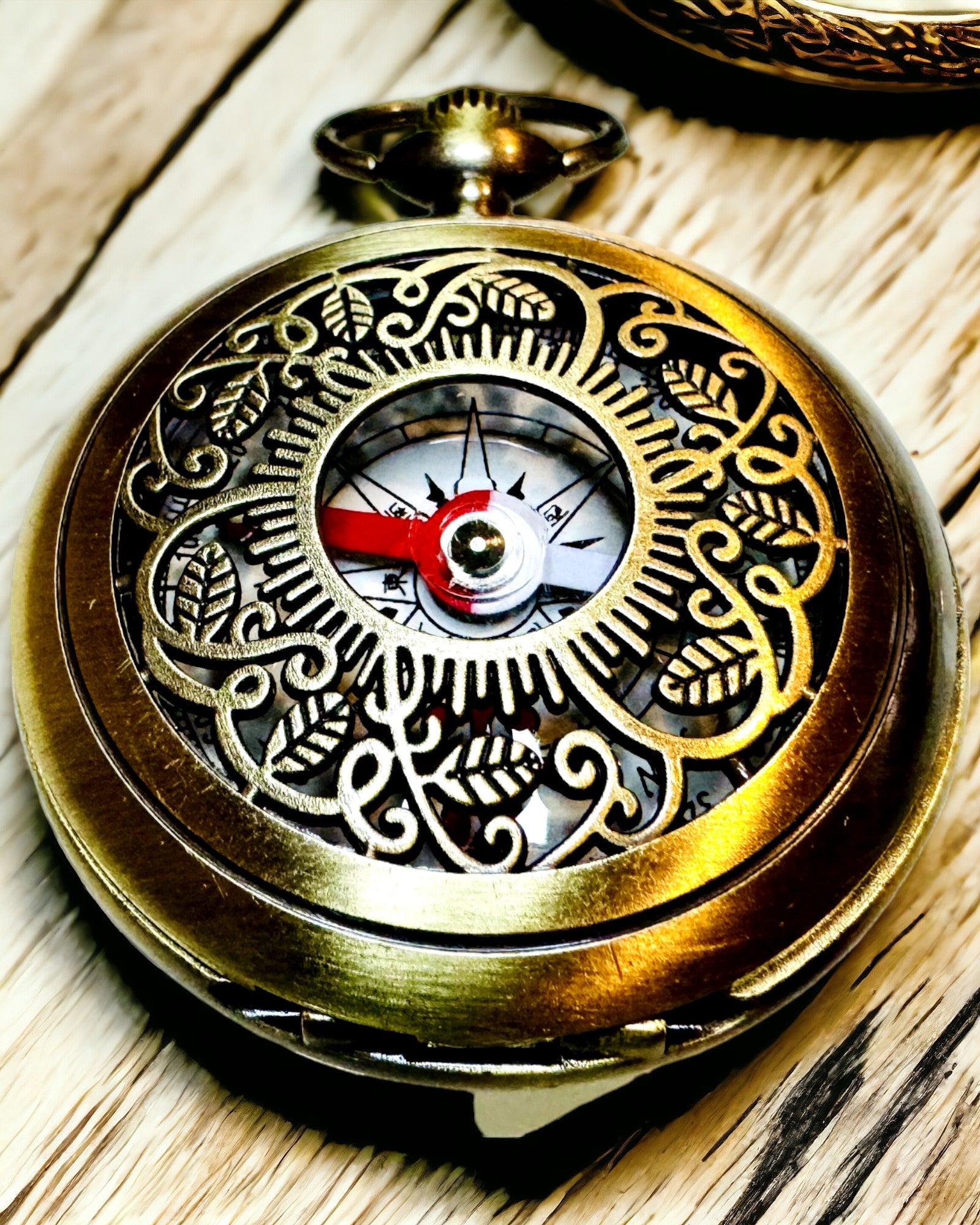 Brújula de Navegación de Estilo Vintage con Diseño Calado – color marrón-dorado