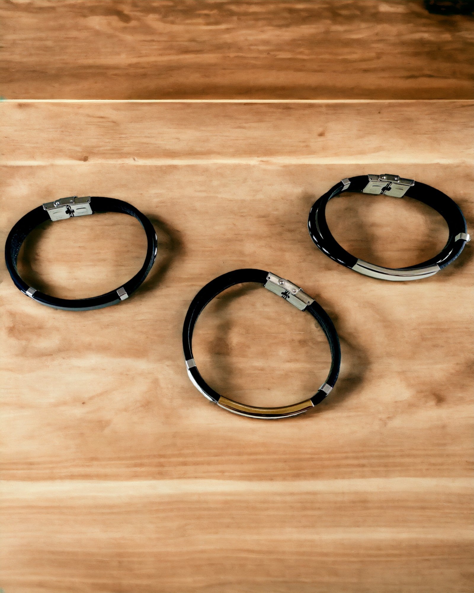 Pulsera Deportiva de Cuero PU y Acero Inoxidable con Posibilidad de Grabado – 3 Colores