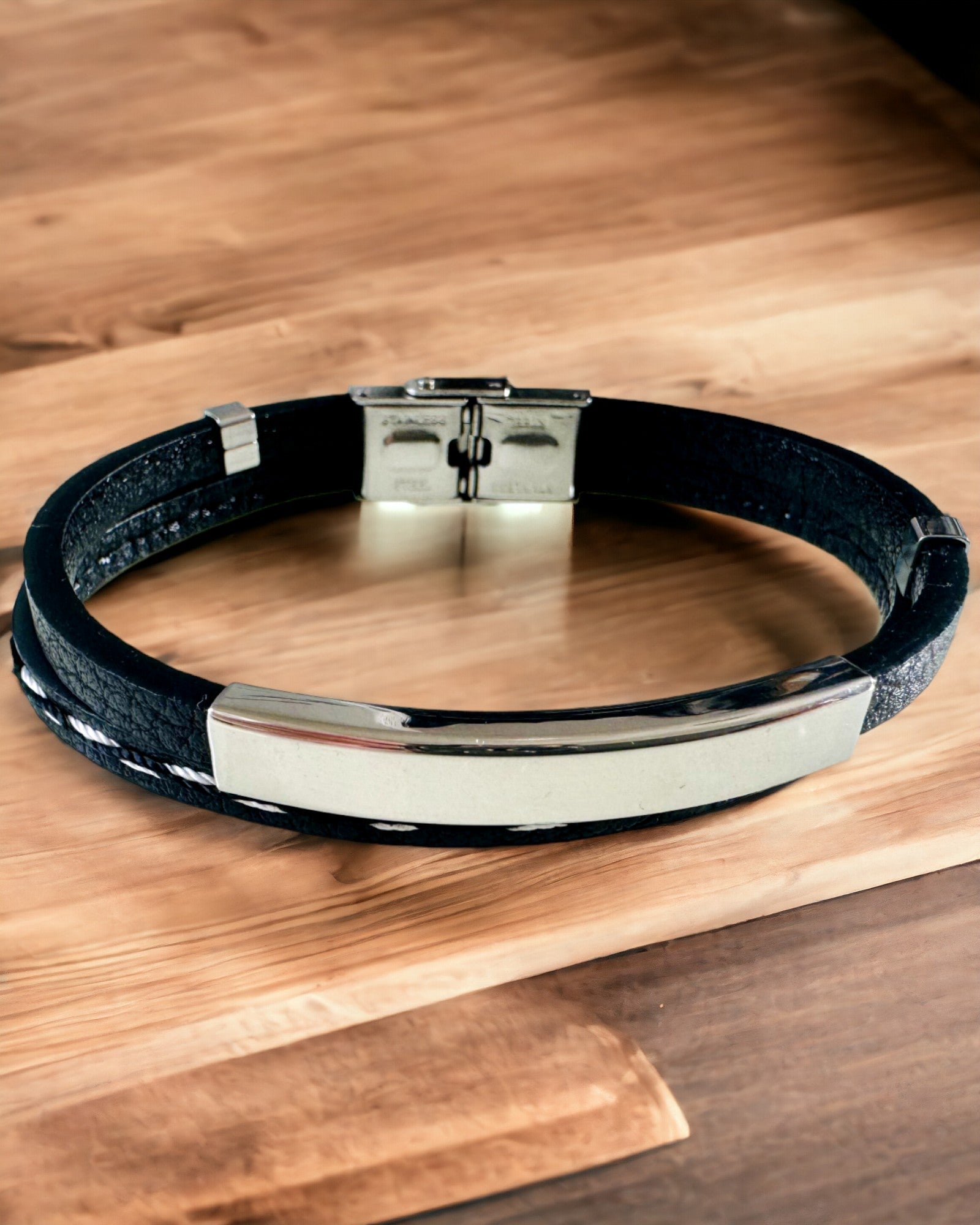 Pulsera Deportiva de Cuero PU y Acero Inoxidable con Posibilidad de Grabado – 3 Colores