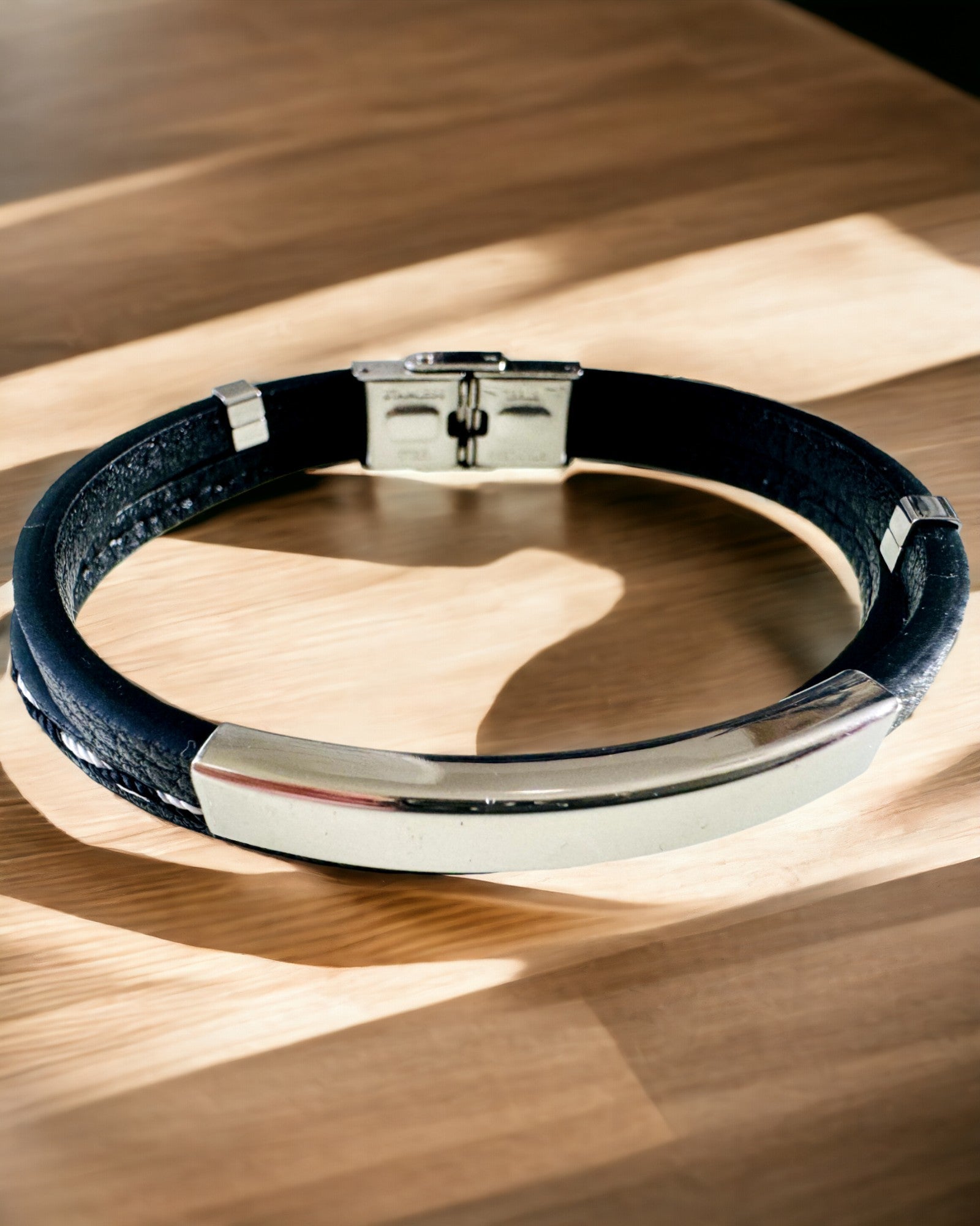 Pulsera Deportiva de Cuero PU y Acero Inoxidable con Posibilidad de Grabado – 3 Colores