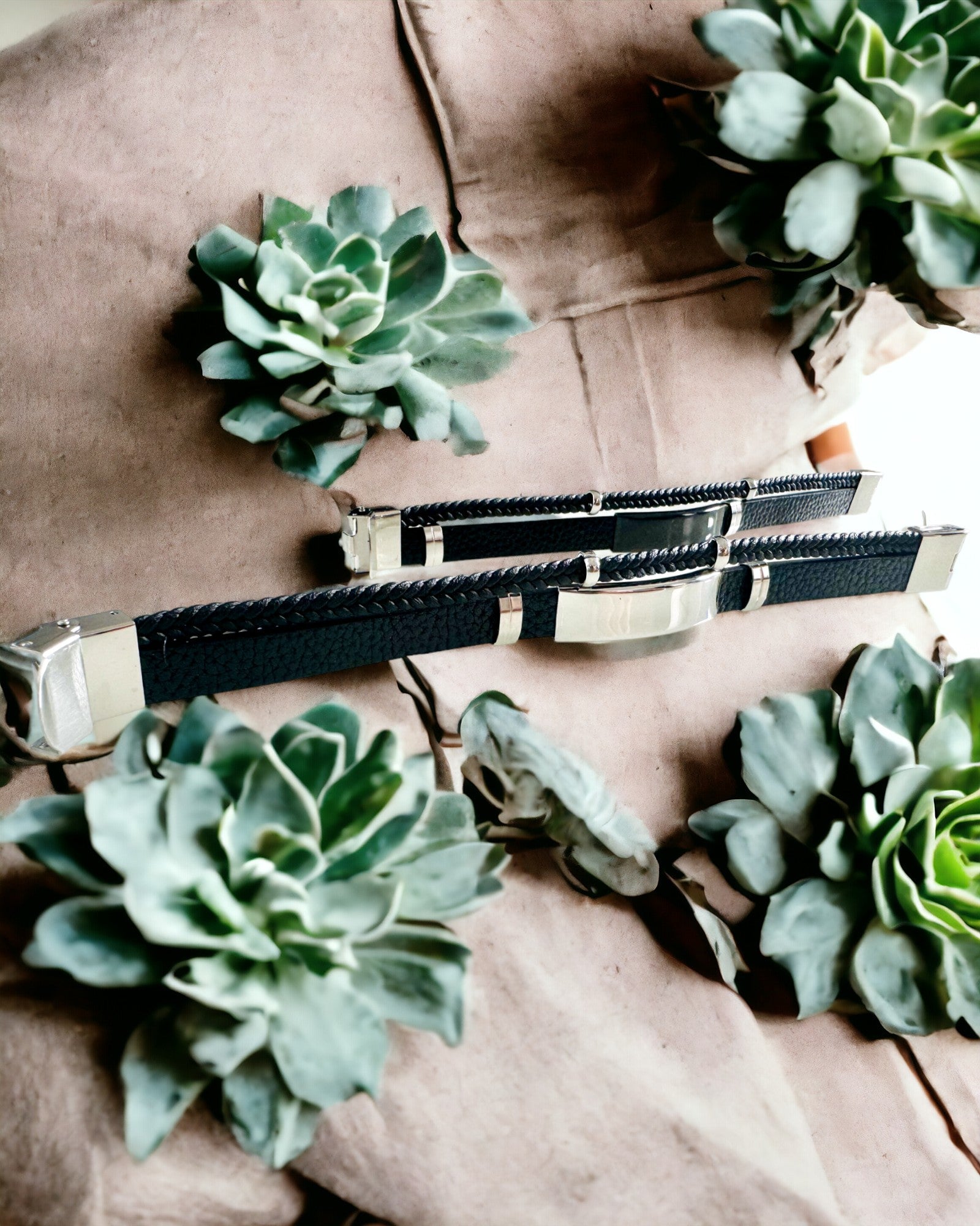 Pulsera Masculina de Cuero PU y Acero Inoxidable con Posibilidad de Grabado – Disponible en Dos Variantes de Color