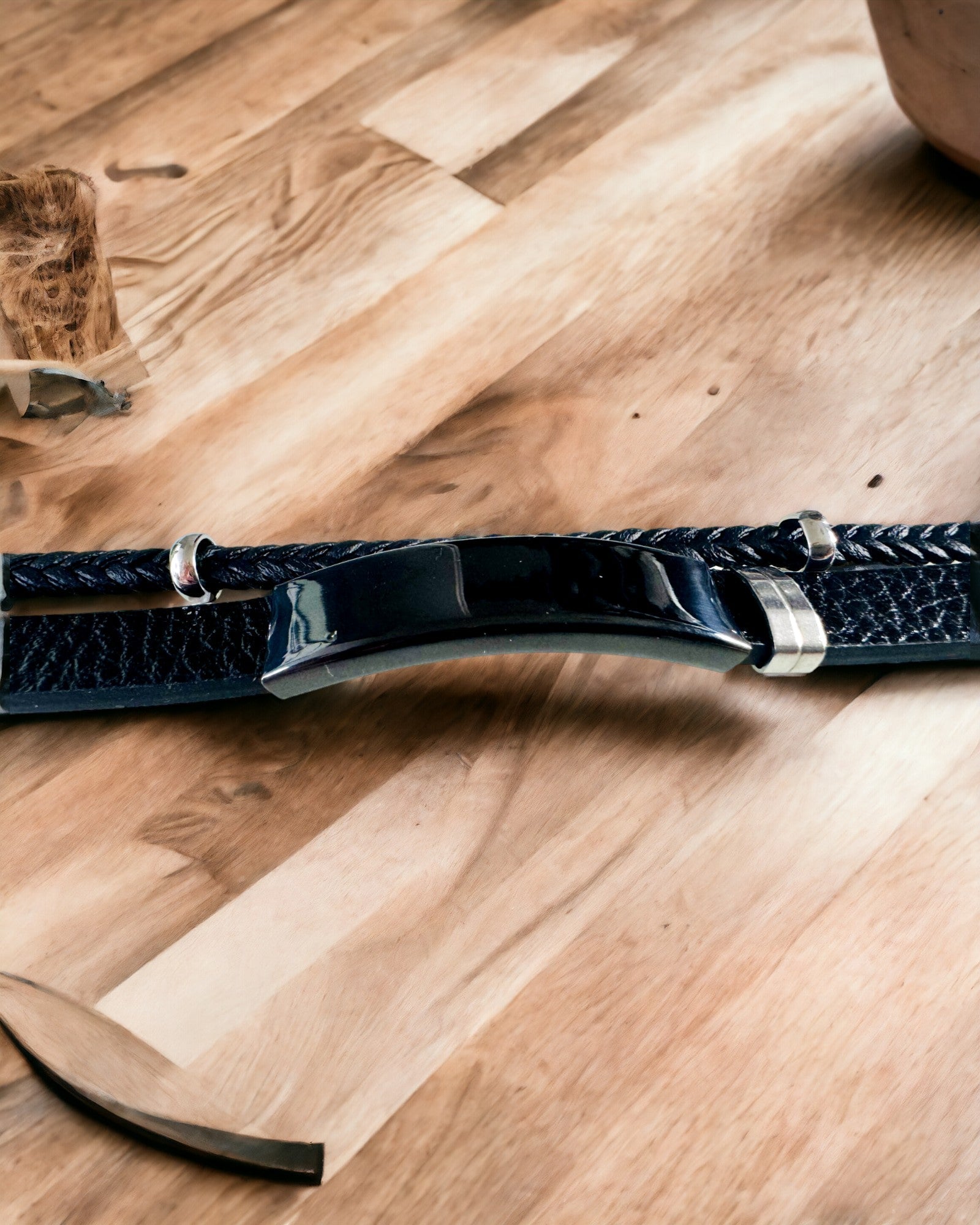 Pulsera Masculina de Cuero PU y Acero Inoxidable con Posibilidad de Grabado – Disponible en Dos Variantes de Color