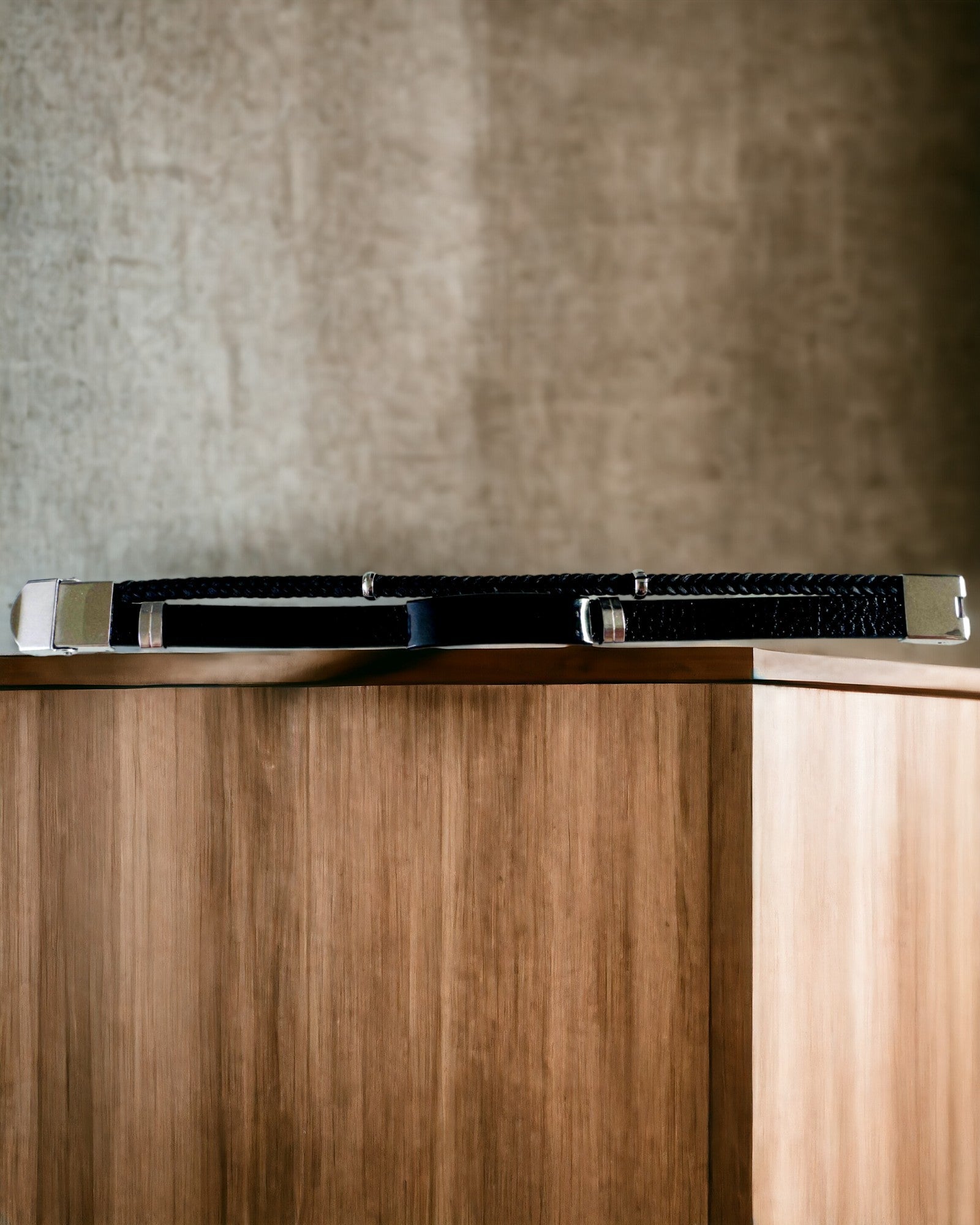 Pulsera Masculina de Cuero PU y Acero Inoxidable con Posibilidad de Grabado – Disponible en Dos Variantes de Color