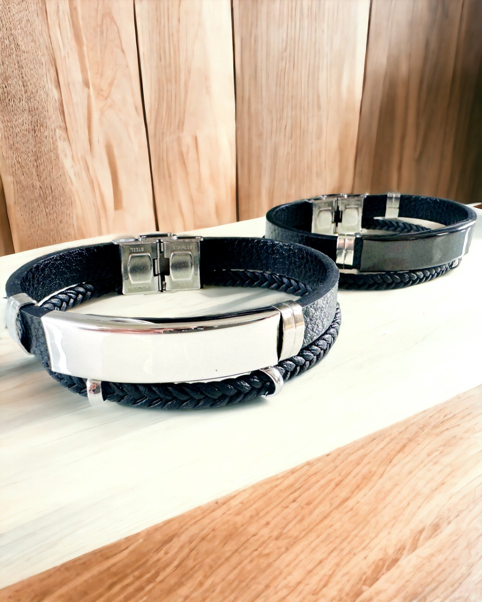 Pulsera Masculina de Cuero PU y Acero Inoxidable con Posibilidad de Grabado – Disponible en Dos Variantes de Color