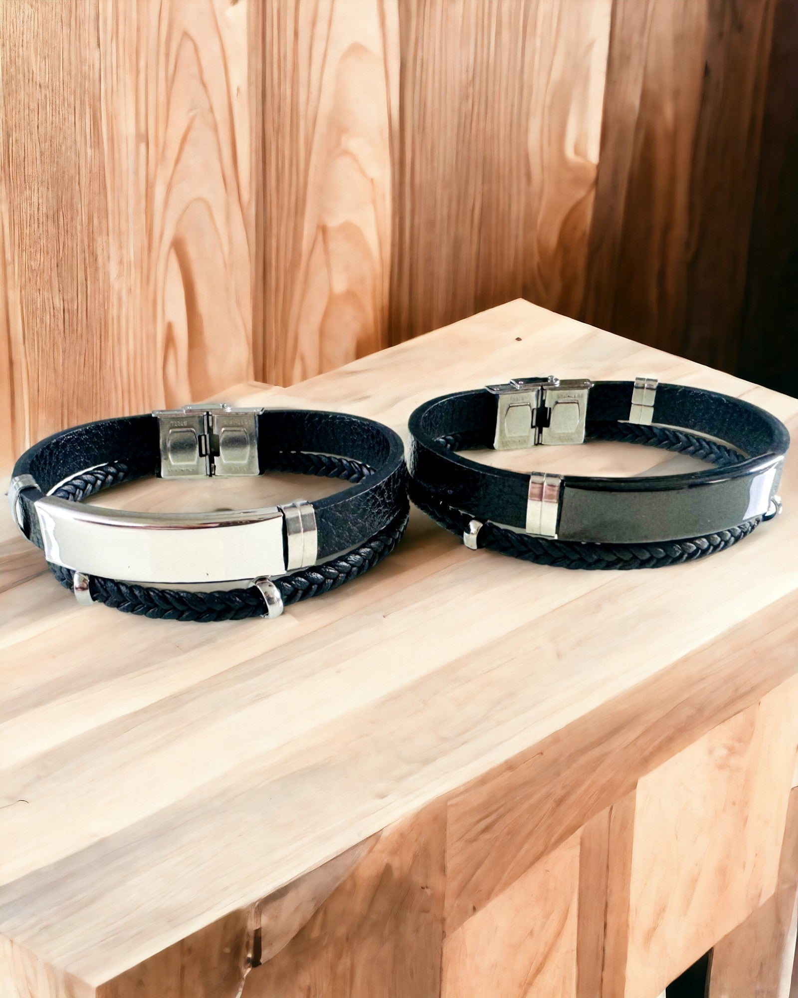 Pulsera Masculina de Cuero PU y Acero Inoxidable con Posibilidad de Grabado – Disponible en Dos Variantes de Color