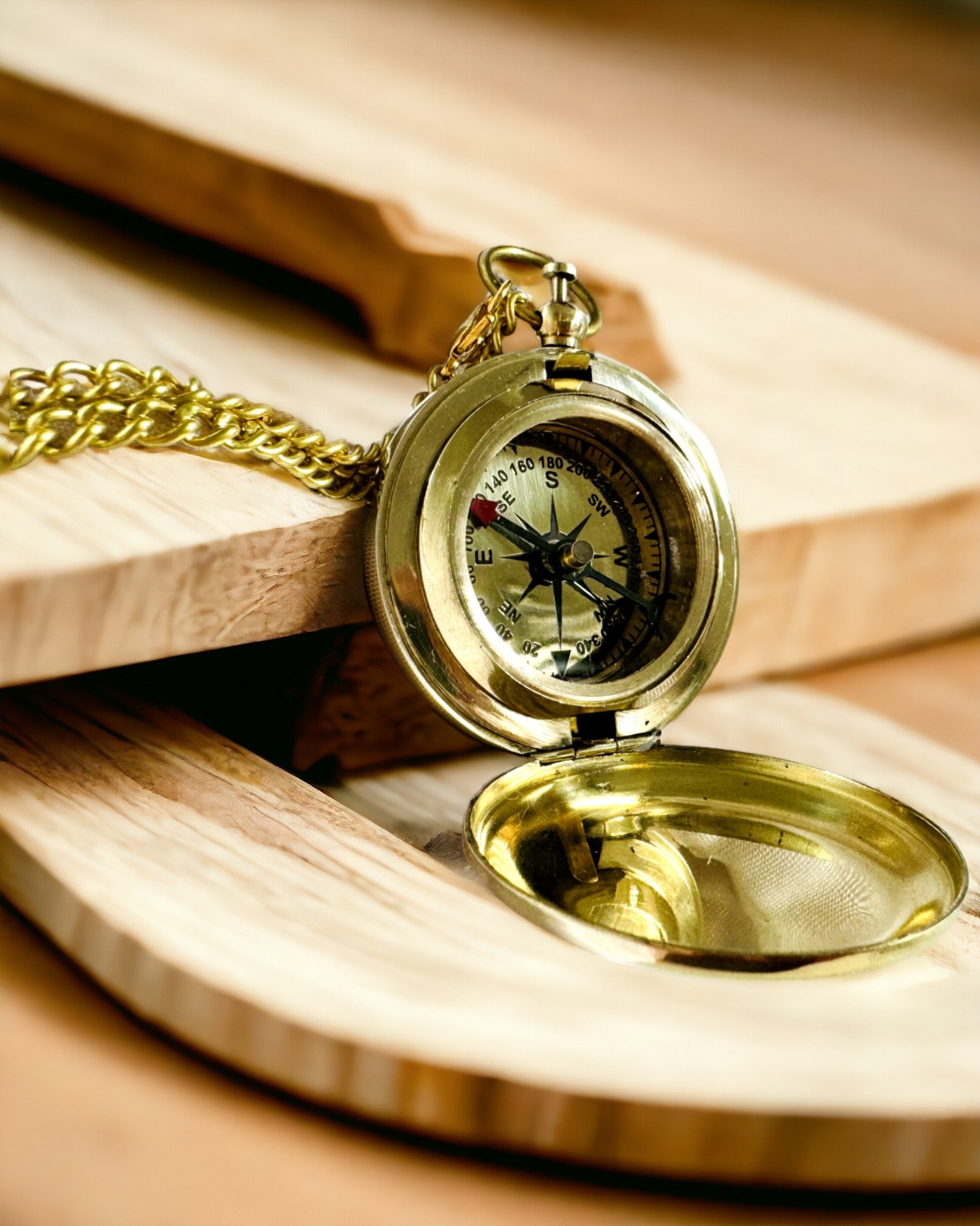 Brújula de color dorado Aventura – Elegante Navegador de Descubrimientos