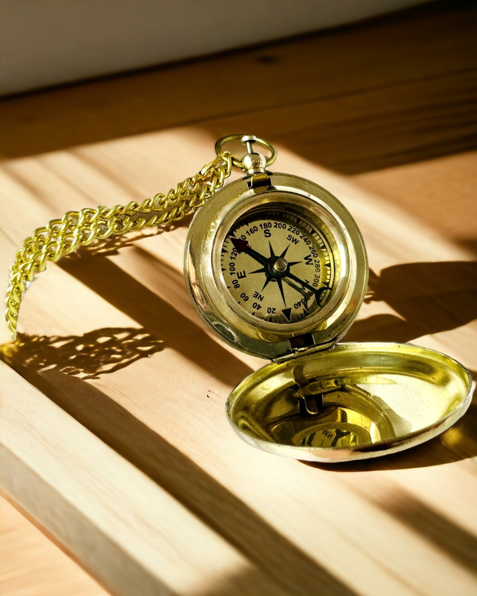 Brújula de color dorado Aventura – Elegante Navegador de Descubrimientos