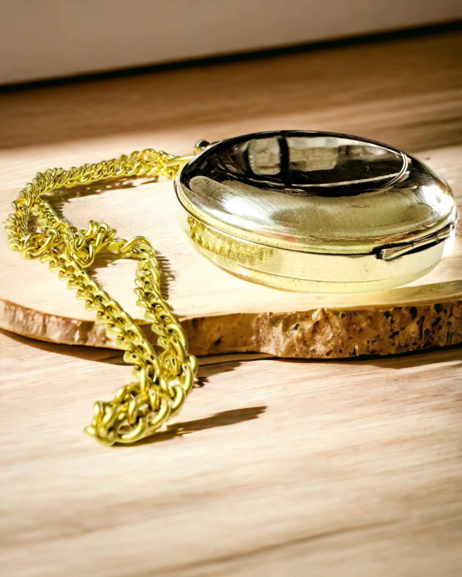 Brújula de color dorado Aventura – Elegante Navegador de Descubrimientos