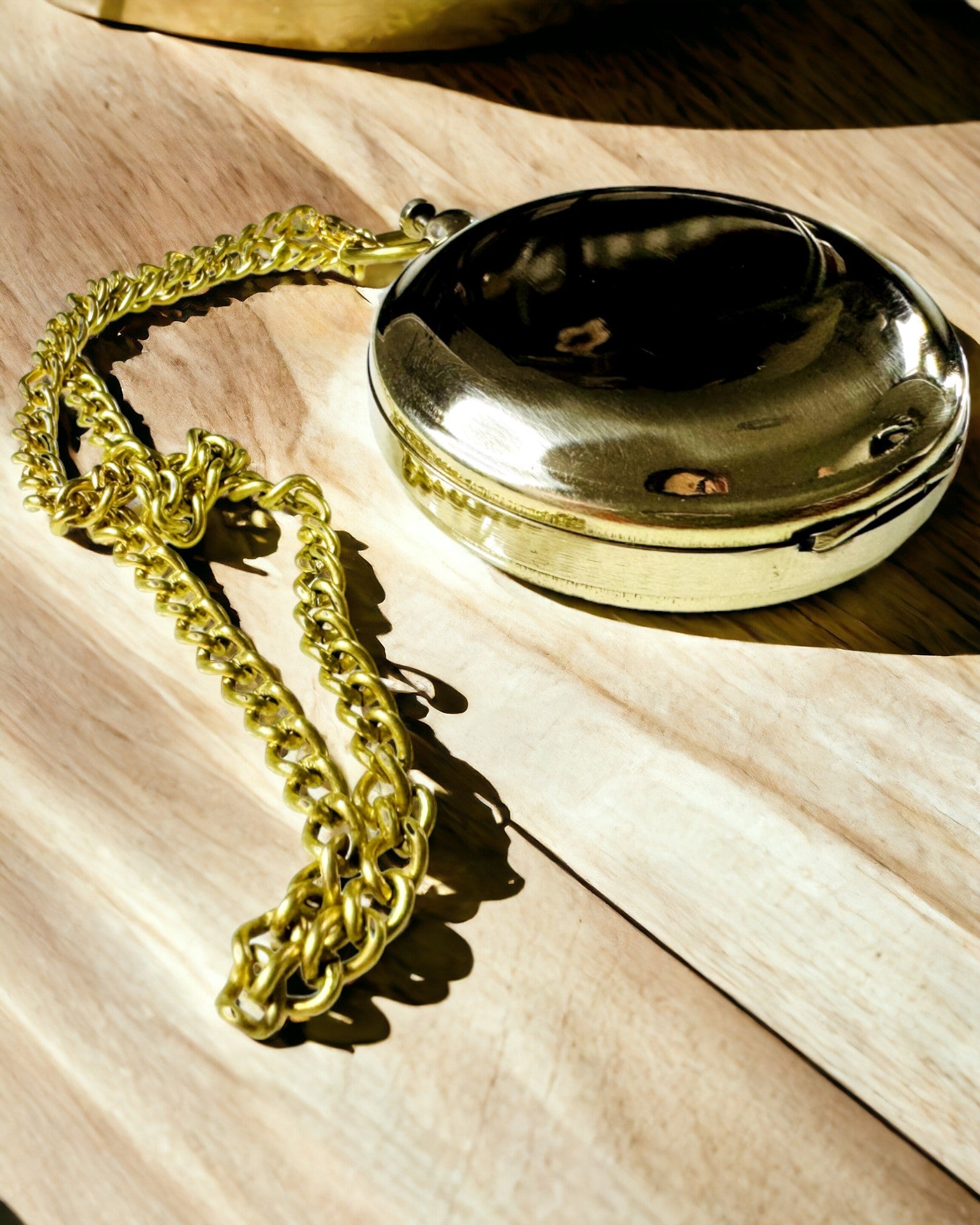 Brújula de color dorado Aventura – Elegante Navegador de Descubrimientos