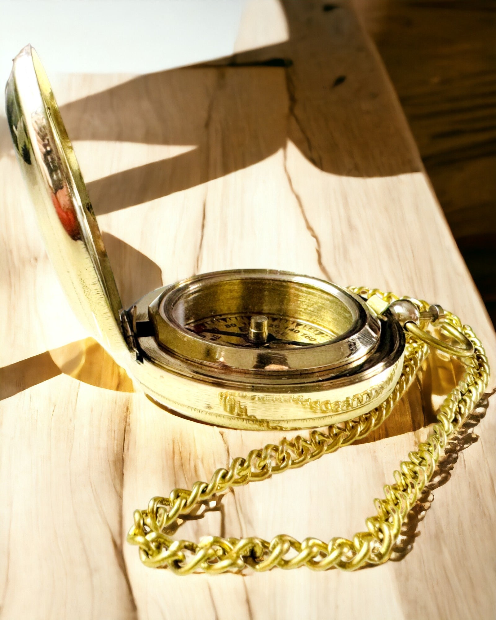 Brújula de color dorado Aventura – Elegante Navegador de Descubrimientos