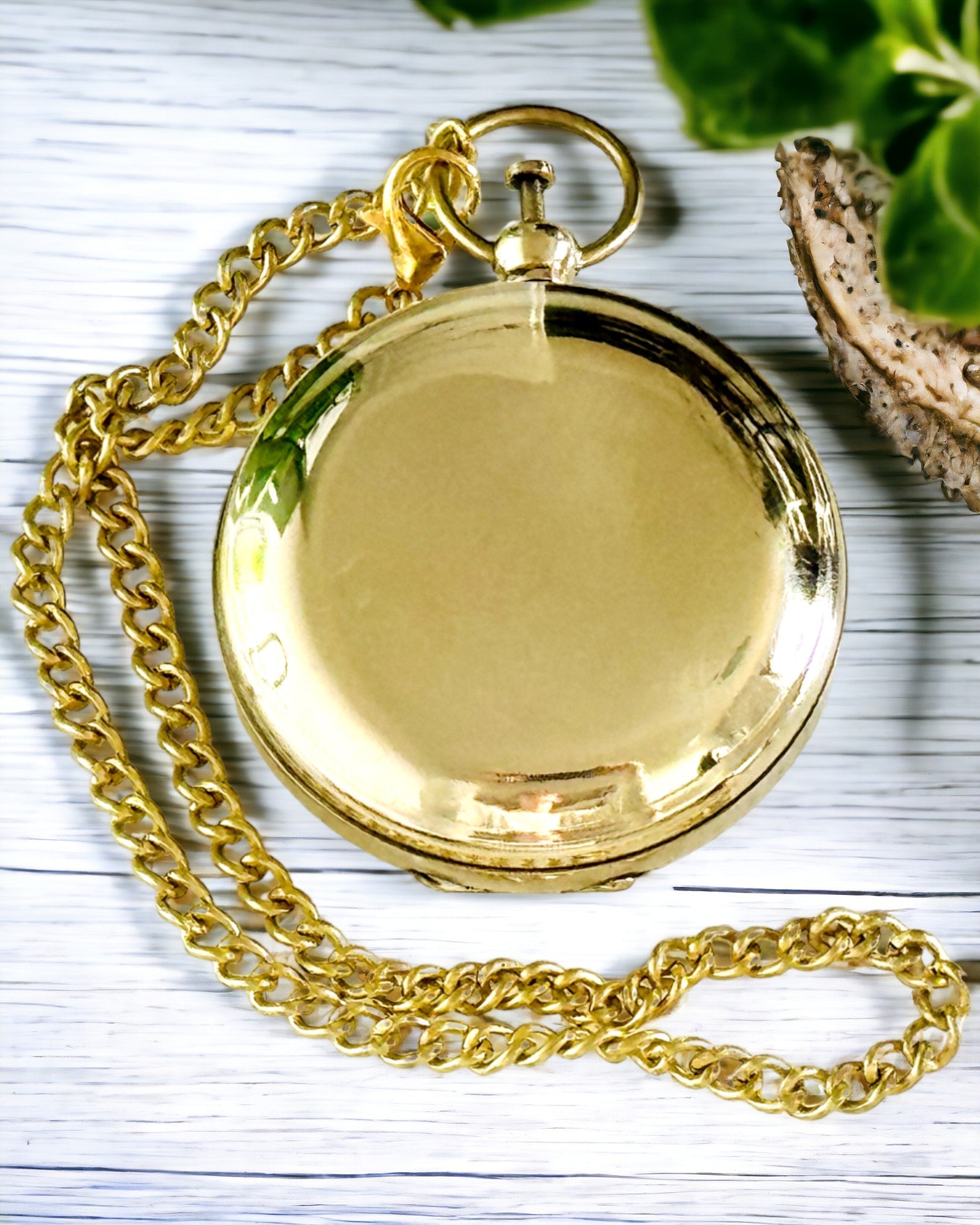 Brújula de color dorado Aventura – Elegante Navegador de Descubrimientos