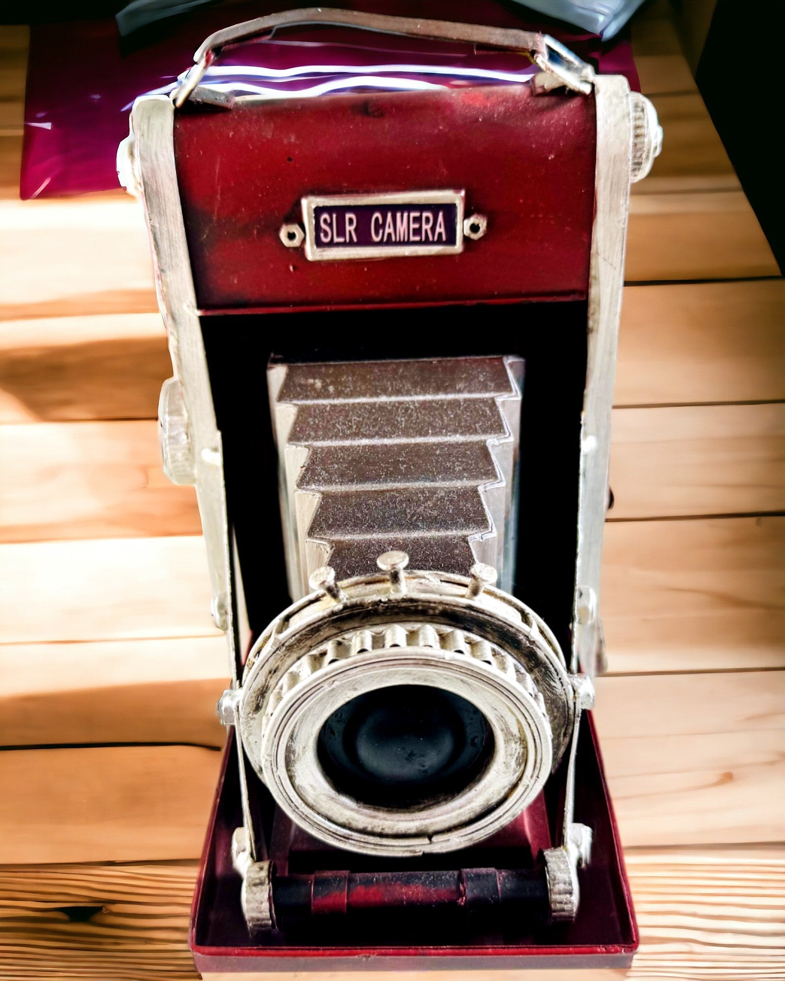 Vintage Vision: Cámara Retro Decorativa con Opción de Grabado