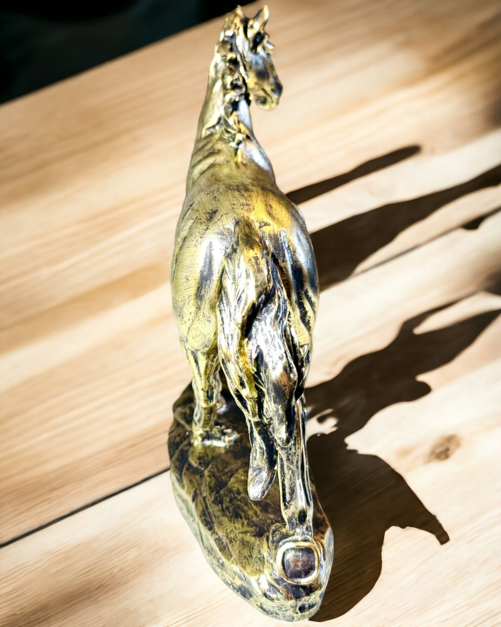 Estatuilla de Caballo al Galope de Resina con Opción de Grabado