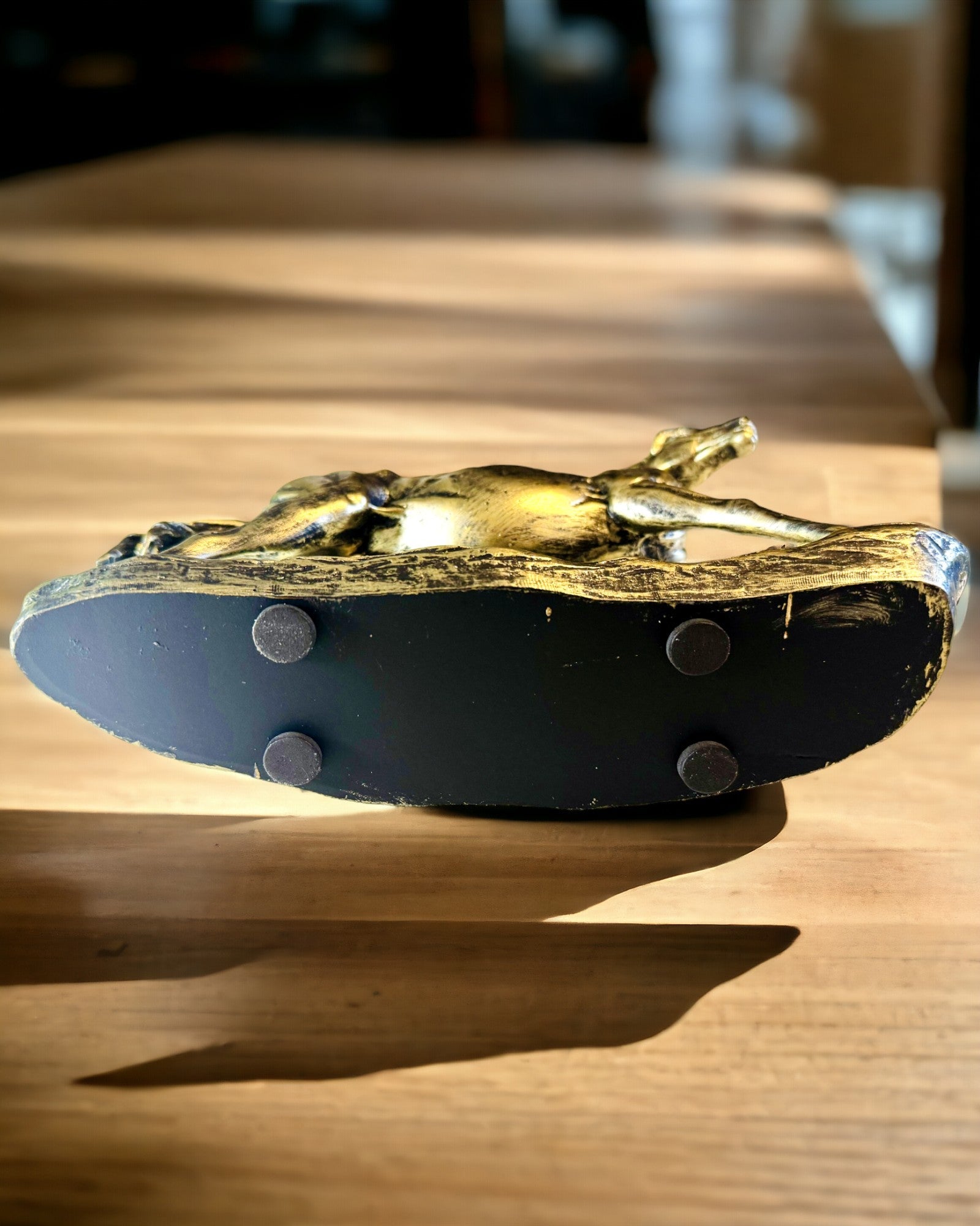 Estatuilla de Caballo al Galope de Resina con Opción de Grabado