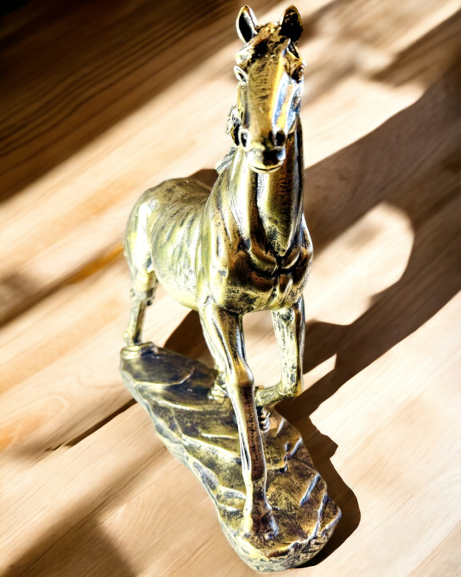 Estatuilla de Caballo al Galope de Resina con Opción de Grabado