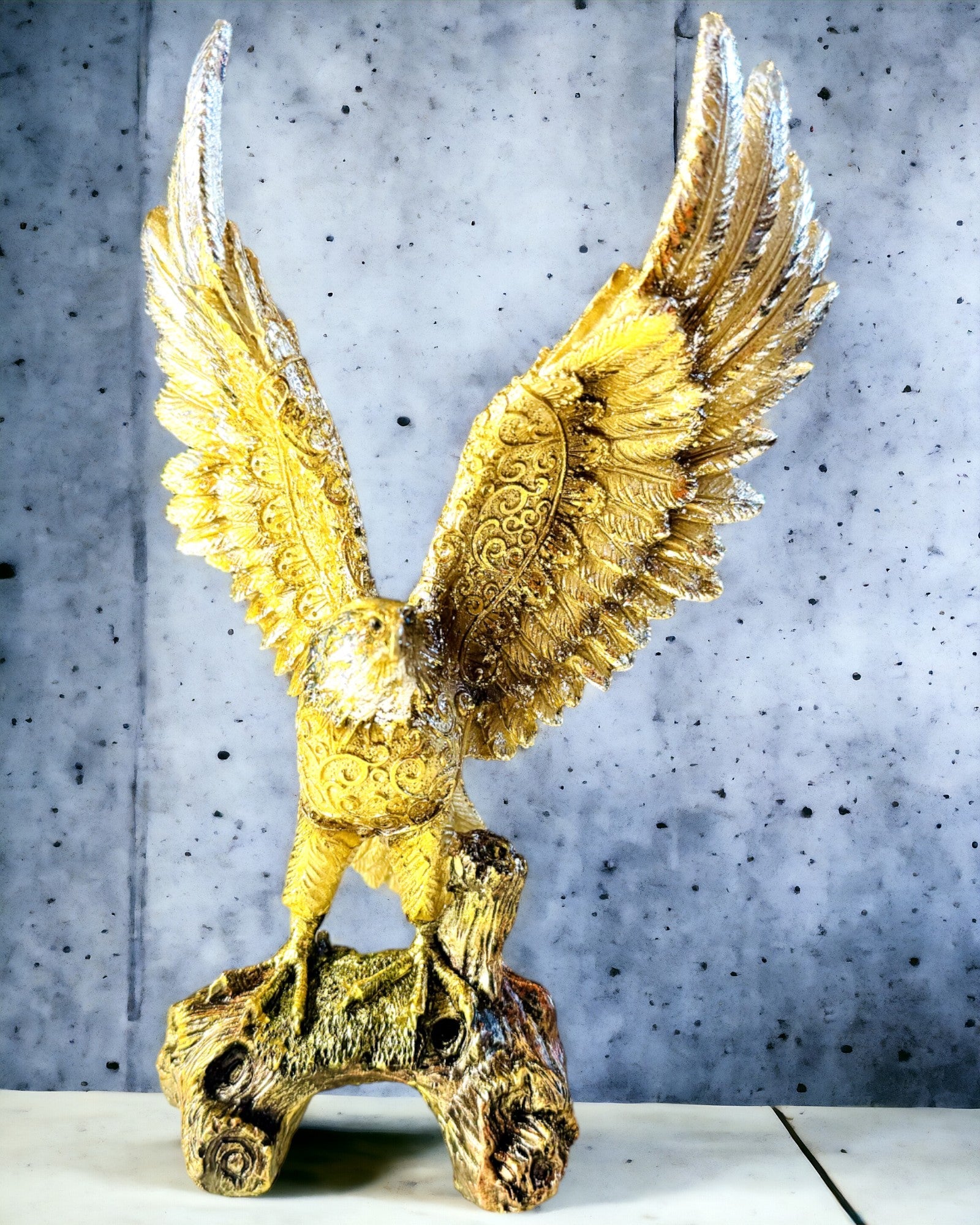 Estatuilla "Águila Dorada" con Opción de Personalización - Decoración de Resina