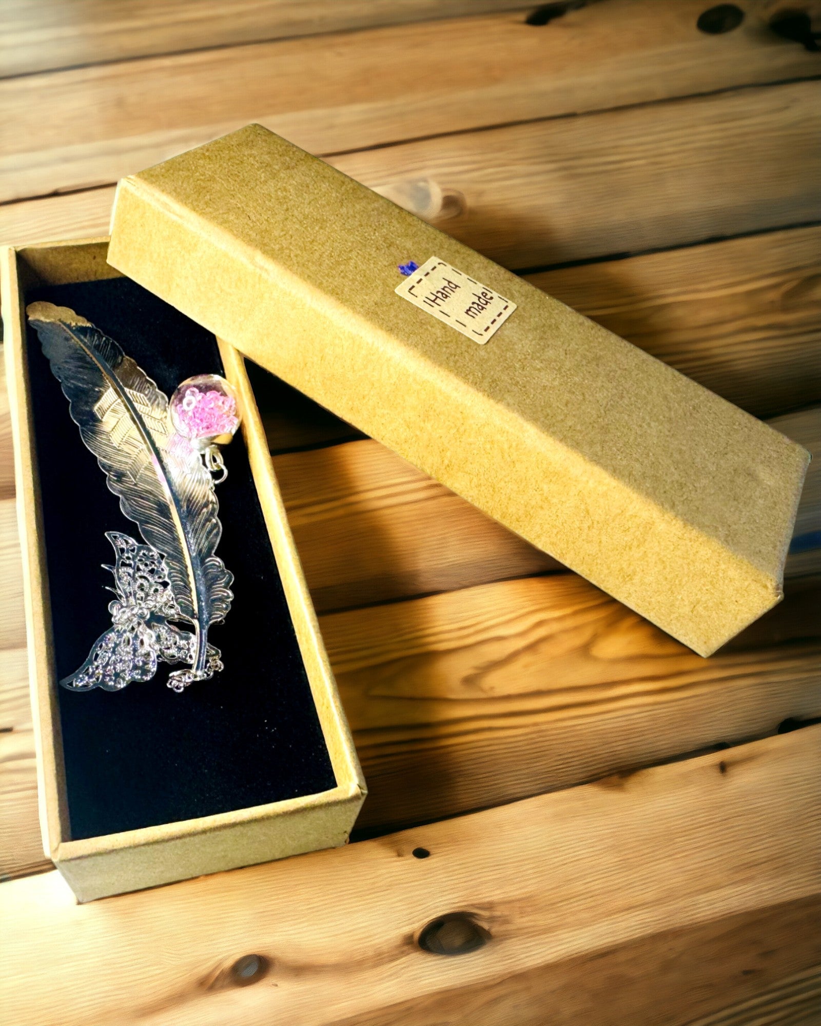 Marcador de libro creativo de estilo retro con motivo de pluma y mariposa – Elegante regalo para mamá, maestro, promocional, color plateado/rosa