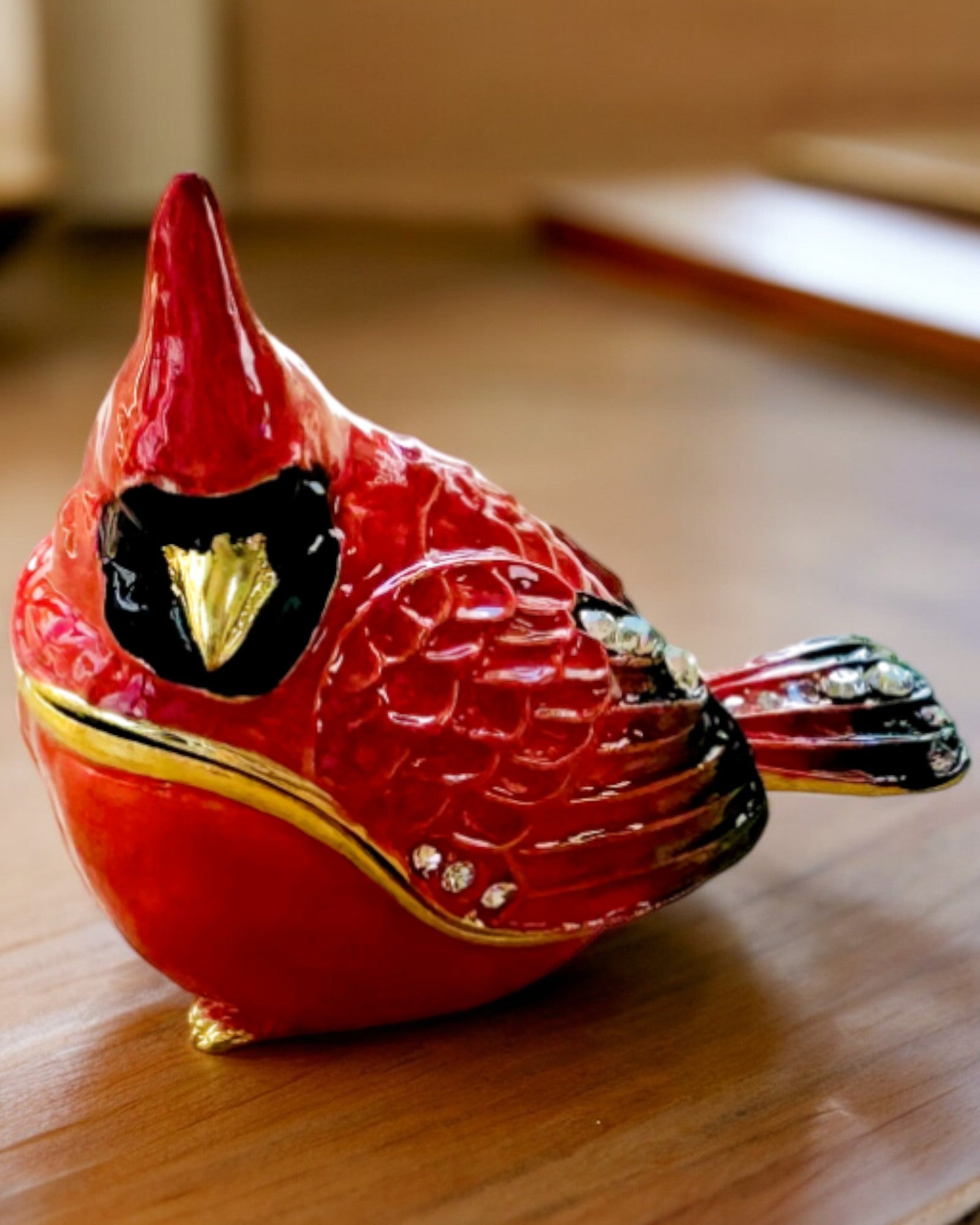 Elegante caja en forma de cardenal con opción de grabado