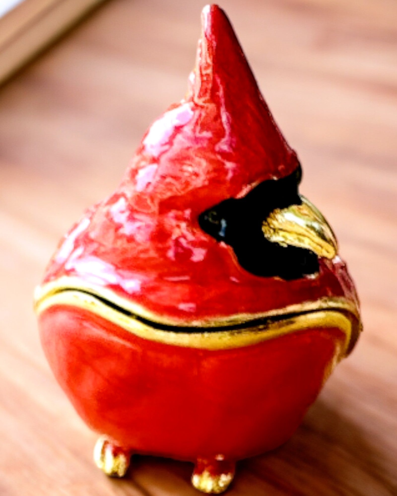 Elegante caja en forma de cardenal con opción de grabado