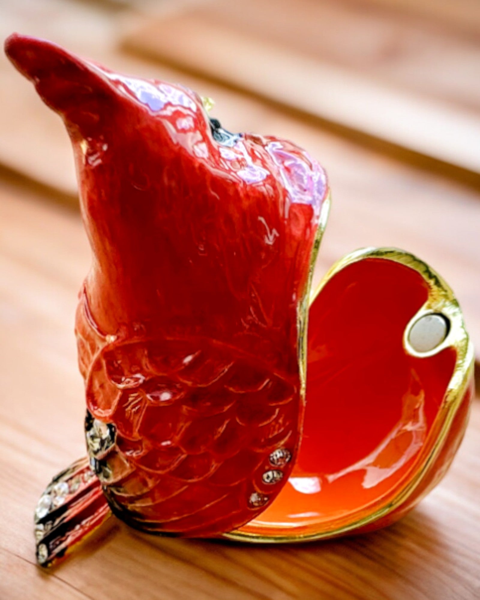 Elegante caja en forma de cardenal con opción de grabado