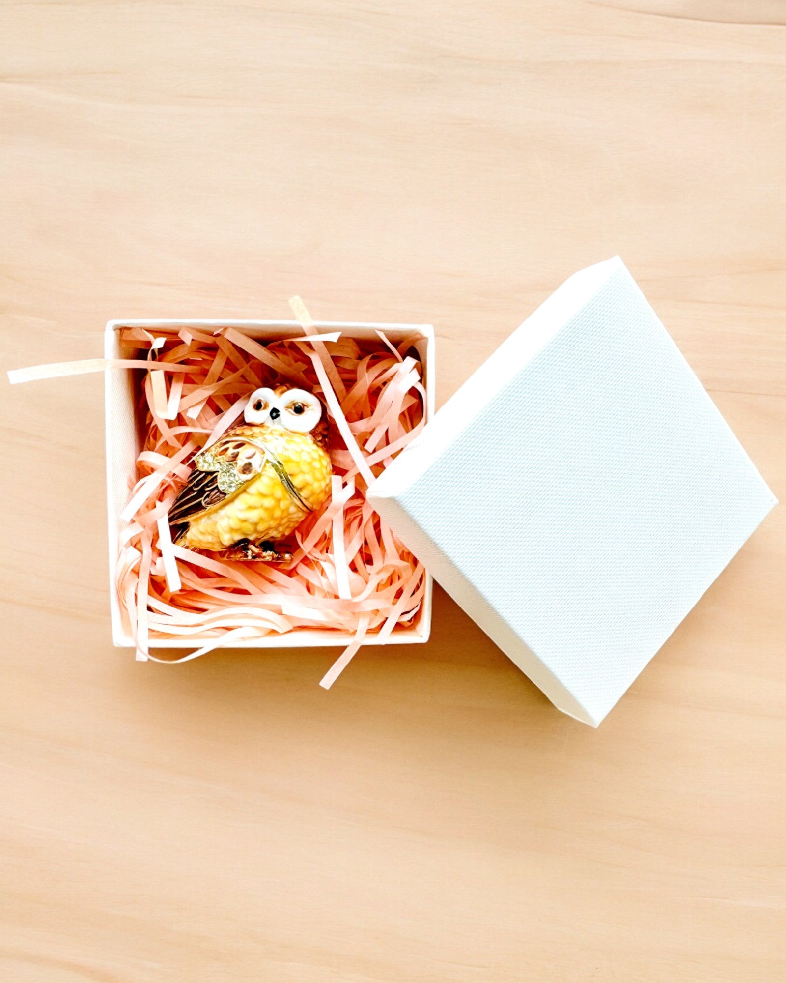 "Urocza Sówka z Kryształkami - Skrytka na Biżuterię z możliwością personalizacji grawerem, prezent" en español es: "Encantadora Lechuza con Cristales - Caja de Joyería con opción de personalización con grabado, regalo".