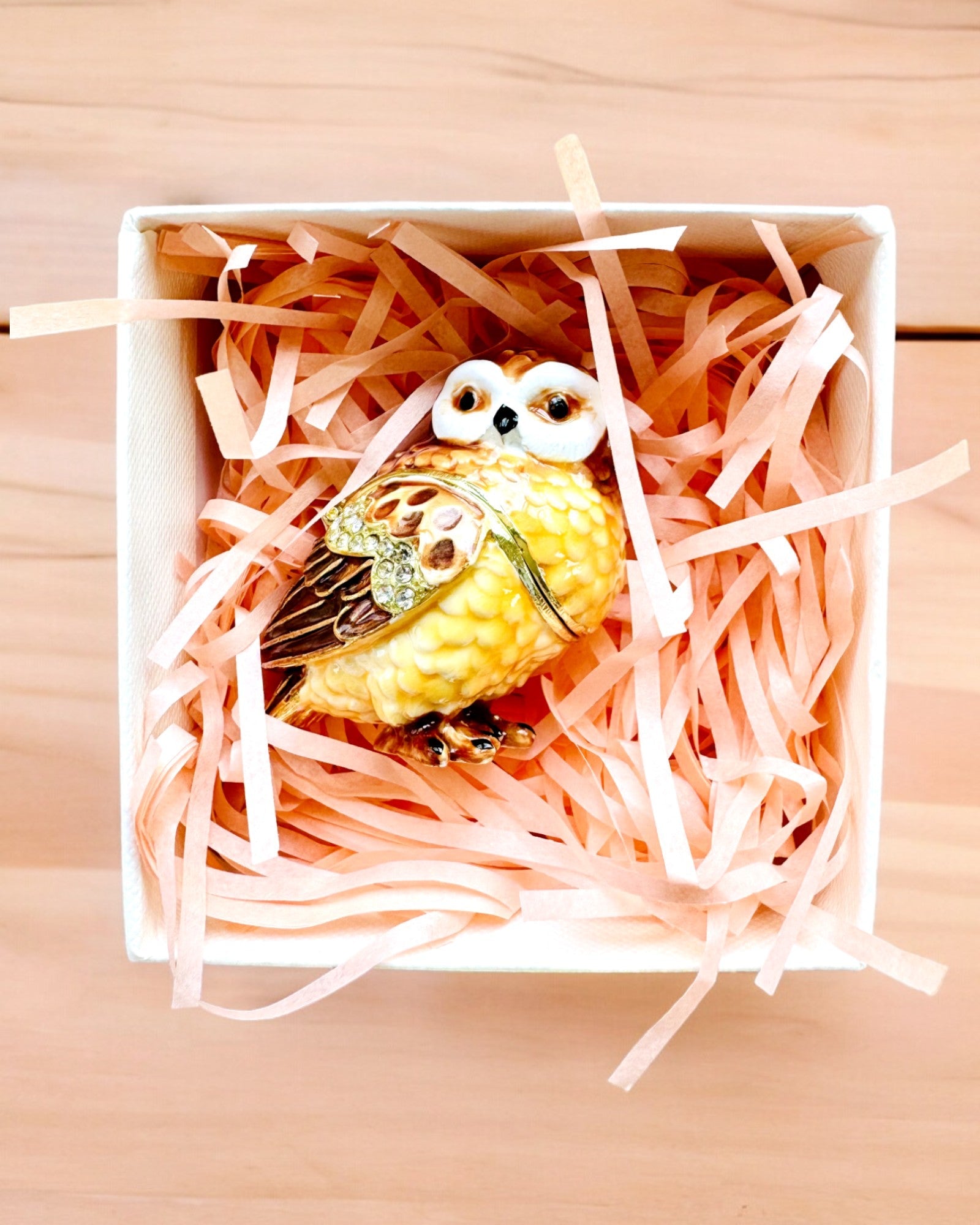 "Urocza Sówka z Kryształkami - Skrytka na Biżuterię z możliwością personalizacji grawerem, prezent" en español es: "Encantadora Lechuza con Cristales - Caja de Joyería con opción de personalización con grabado, regalo".