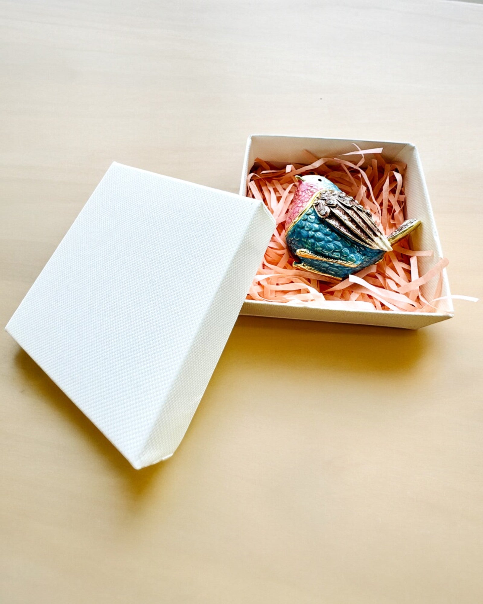 Pajarito Gorrión Colorido con Grabado - Encantador Escondite para Tesoros