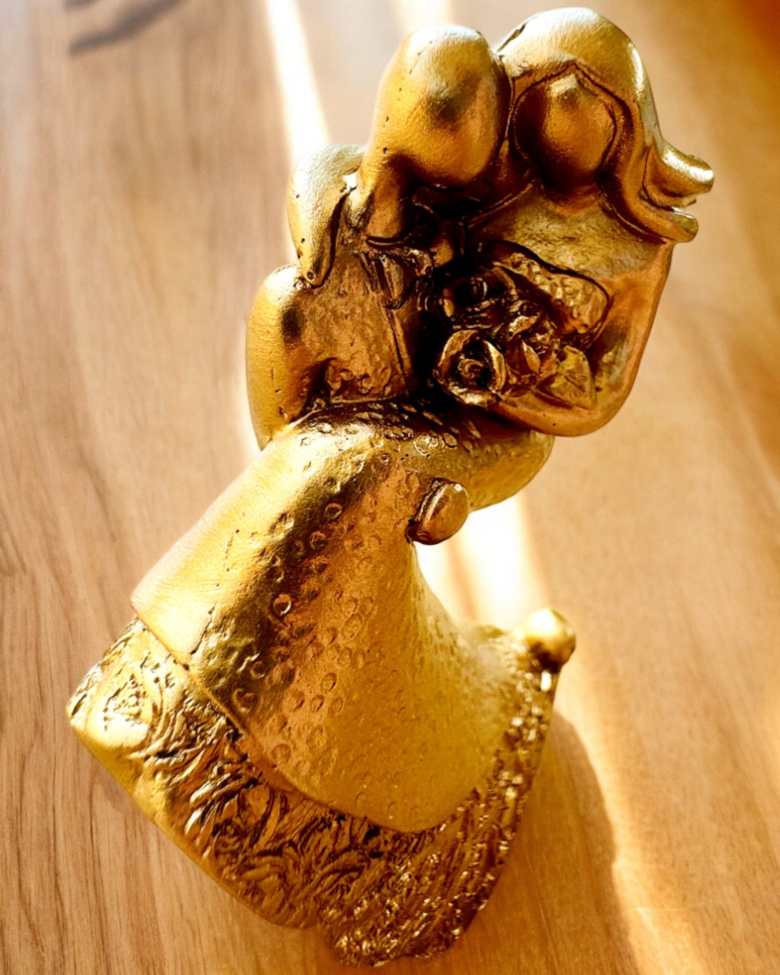 Figura "Amor Eterno" color dorado - 11 cm, Pequeña Figura Decorativa con Opción de Grabado