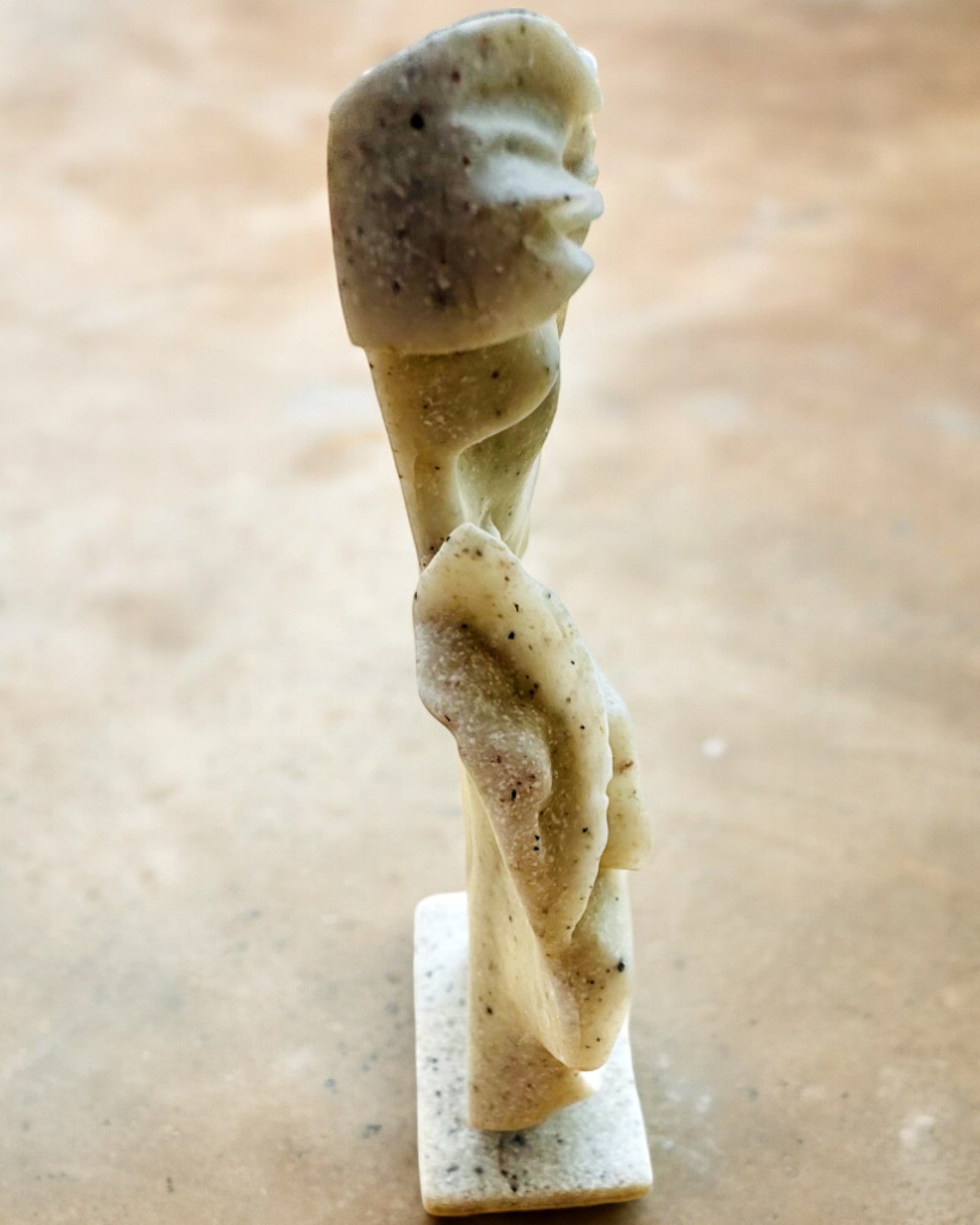 Figura "Elegancia en Piedra" color blanco - 13.5 cm de altura, Decorativa con Opción de Grabado