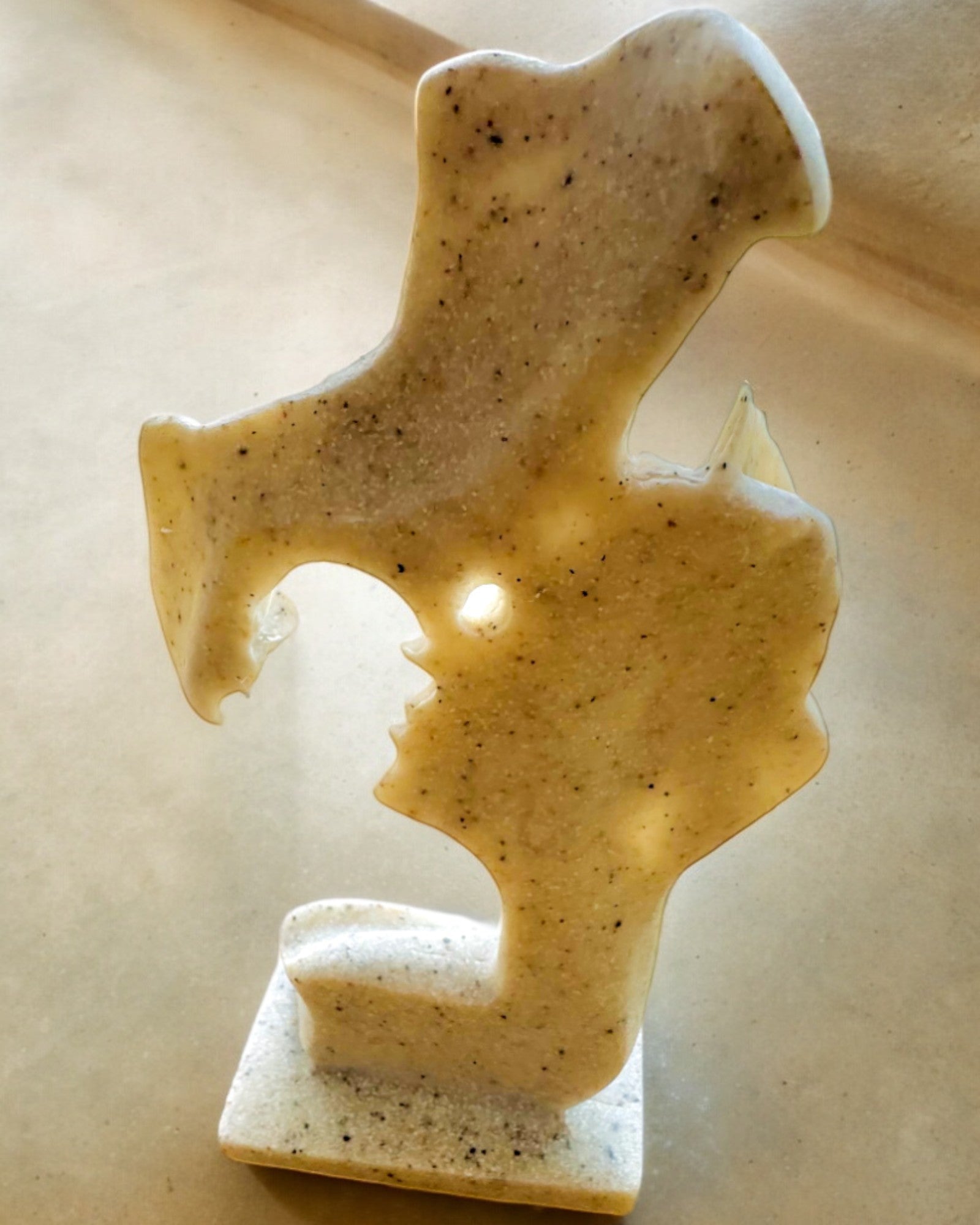 Figura "Elegancia en Piedra" color blanco - 13.5 cm de altura, Decorativa con Opción de Grabado