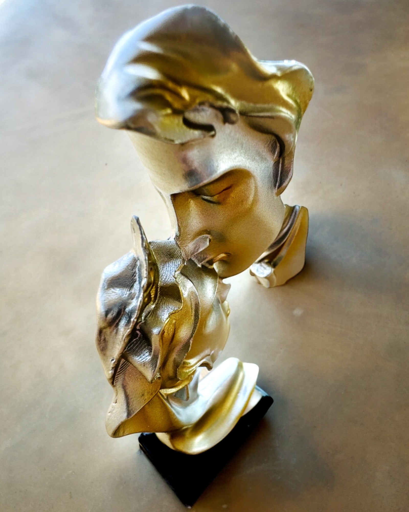 Figura "Elegancia en Piedra" color plateado - Decorativa con Opción de Grabado, 2 dimensiones a elegir