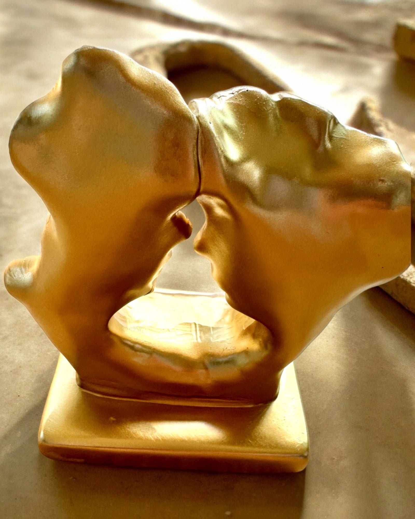 Figura "Złote Złączenie" - 13.5 cm de altura, Decorativa con Opción de Grabado