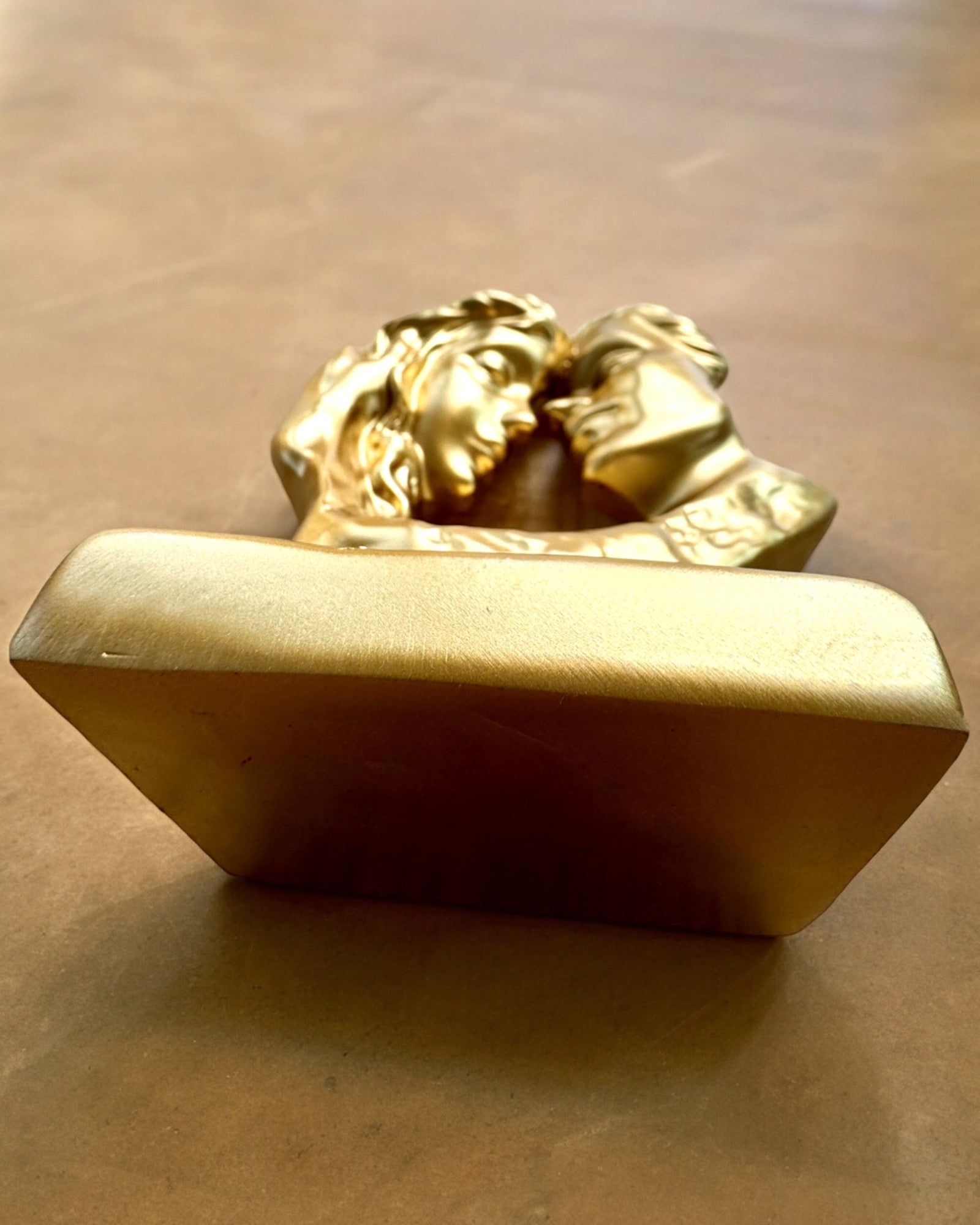 Figura "Złote Złączenie" - 13.5 cm de altura, Decorativa con Opción de Grabado