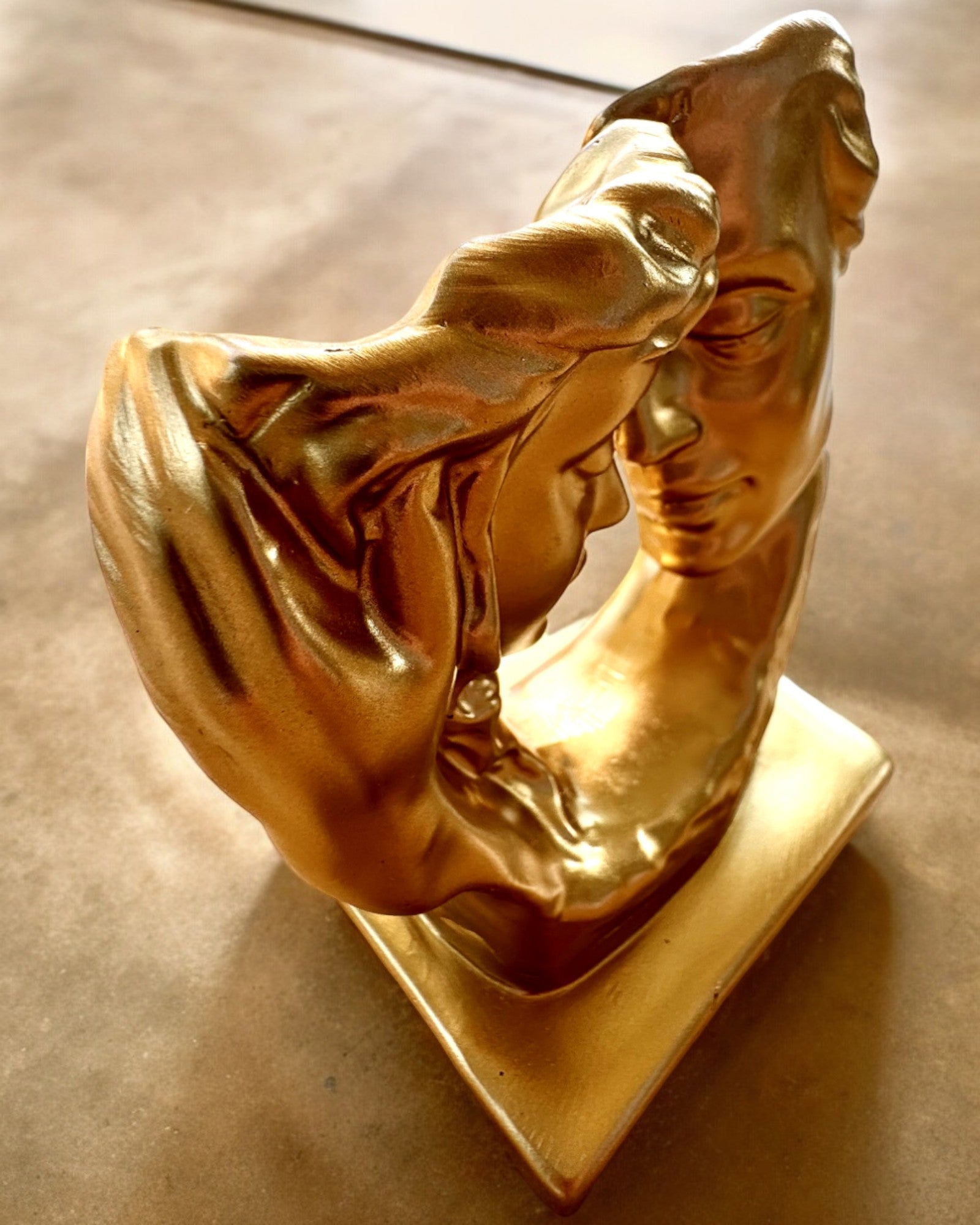 Figura "Złote Złączenie" - 13.5 cm de altura, Decorativa con Opción de Grabado