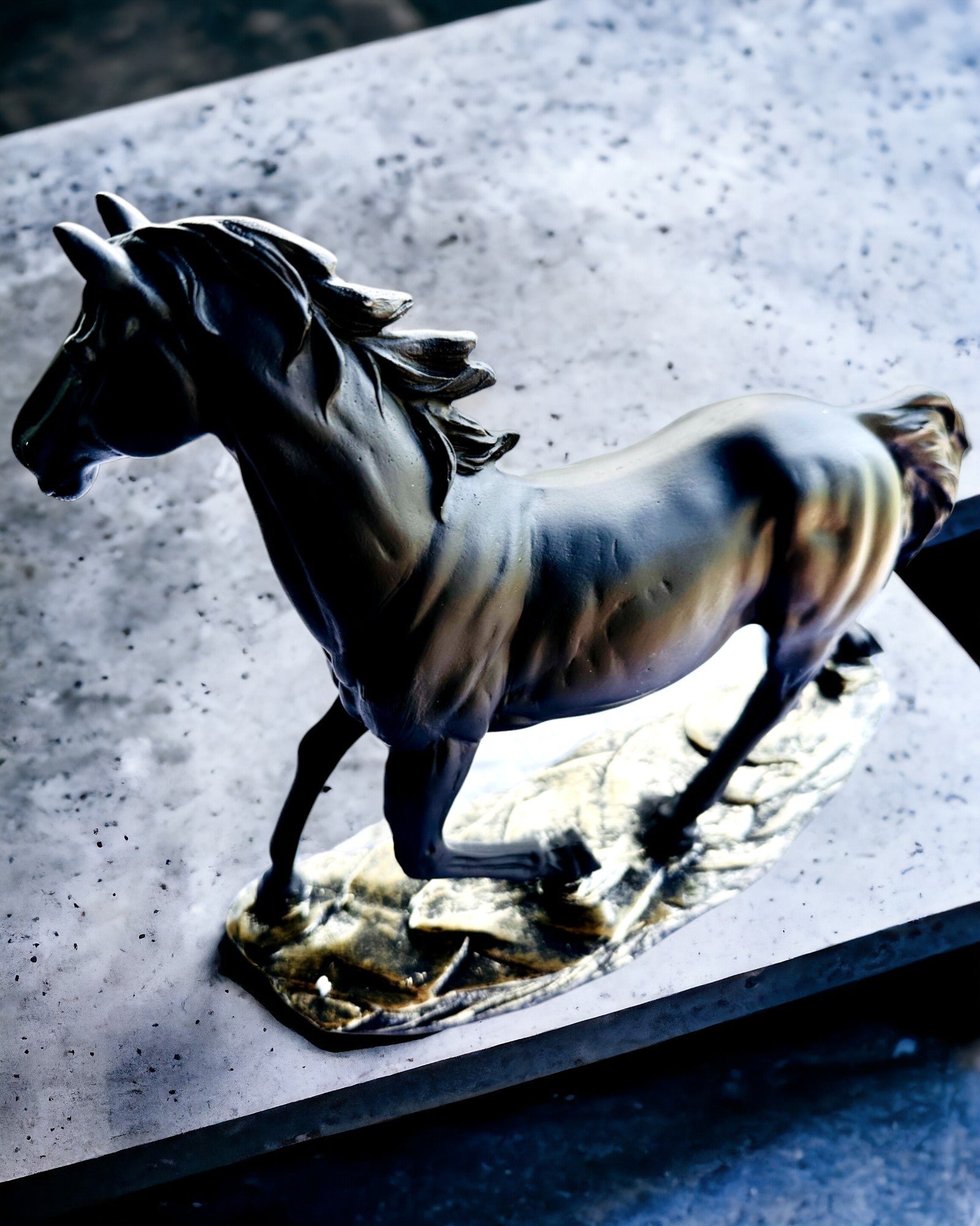 "Czarny Galop" - Elegante Figura de Caballo con Posibilidad de Grabado