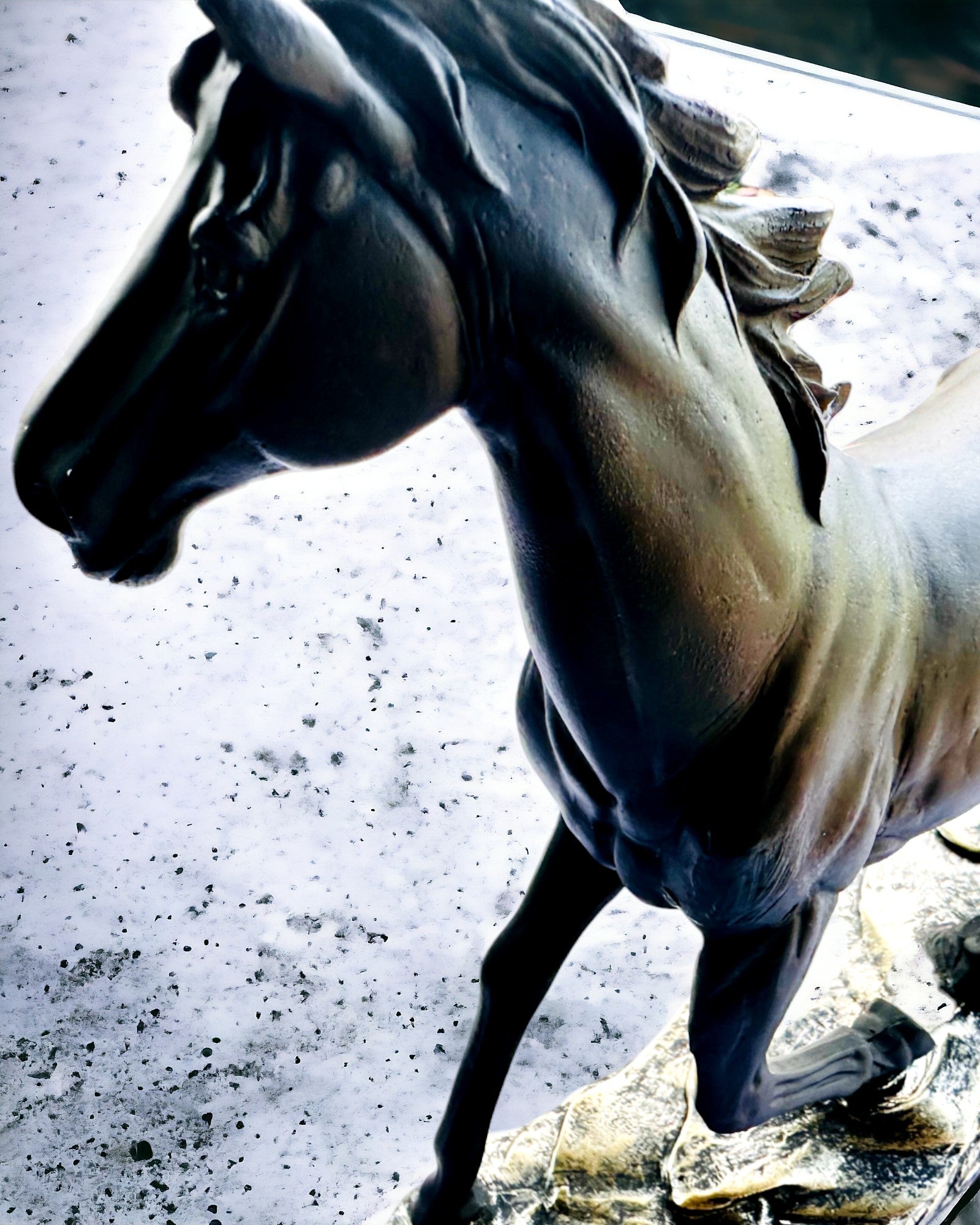 "Czarny Galop" - Elegante Figura de Caballo con Posibilidad de Grabado