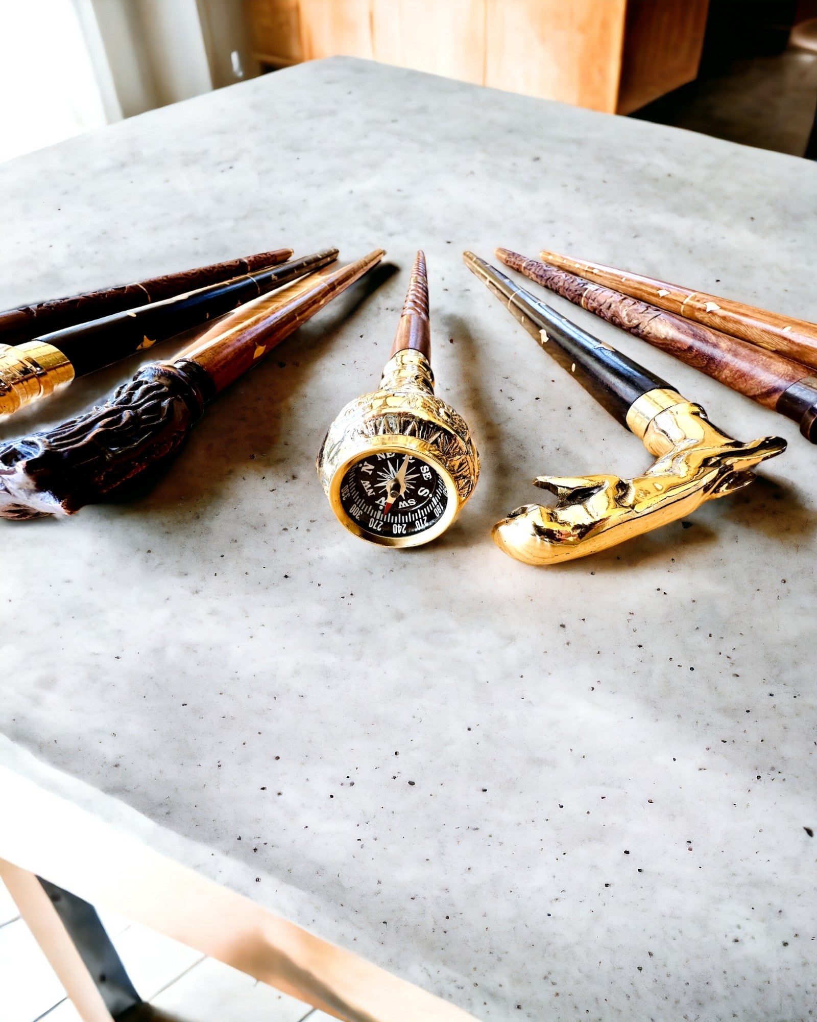 Kompasso Brown - Bastón para caminar - Madera Tallada a Mano - Edición Exclusiva con Opción de Grabado