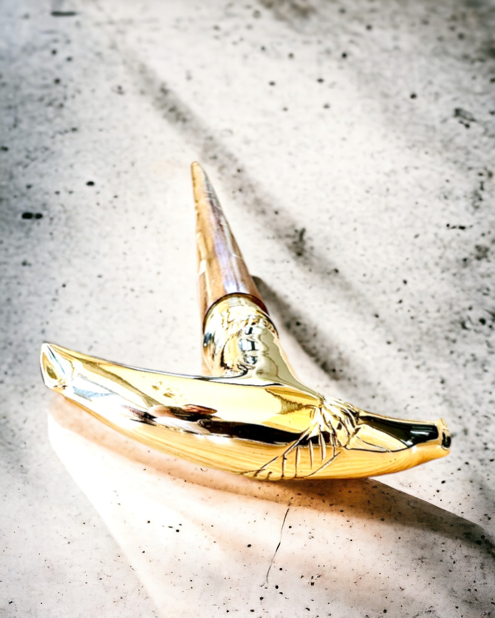 Bastón de Viaje Tallado a Mano, para caminar "Caminante Real" en color marrón con adornos dorados