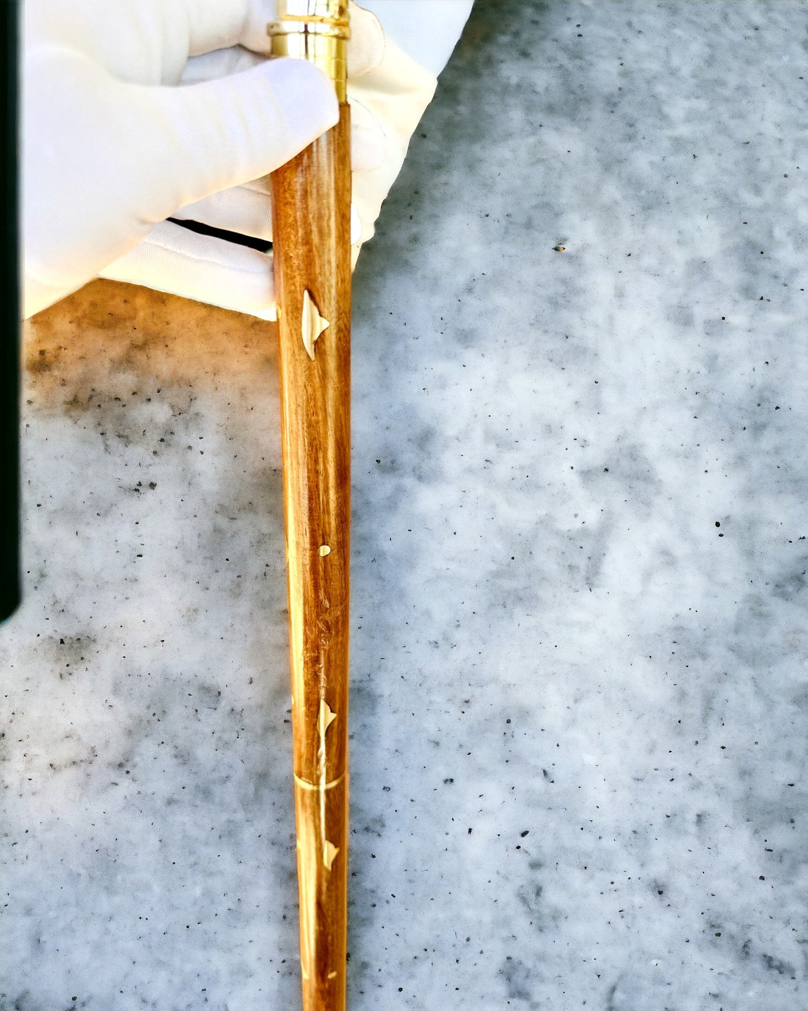 Bastón de Viaje Tallado a Mano, para caminar "Caminante Real" en color marrón con adornos dorados