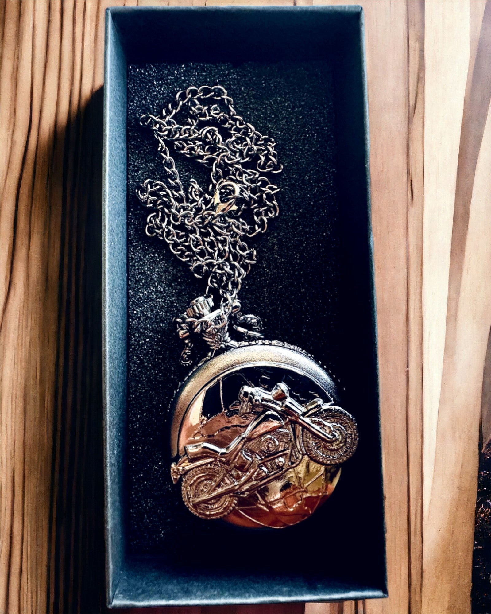 Elegante Reloj de Bolsillo Pasión Motociclista, posibilidad de personalización con grabado