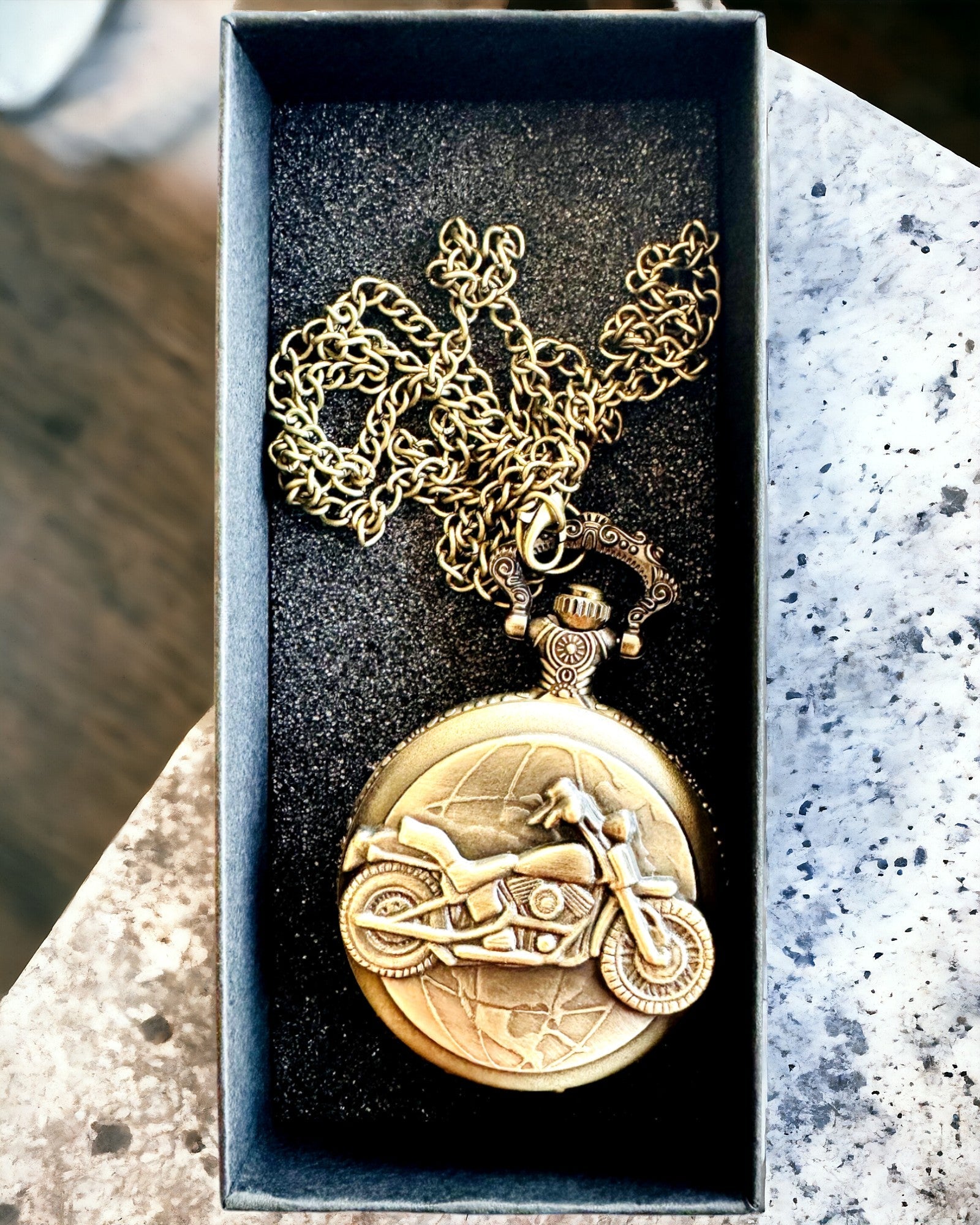 Reloj de Bolsillo "Motociclista Elegante" – Grabado