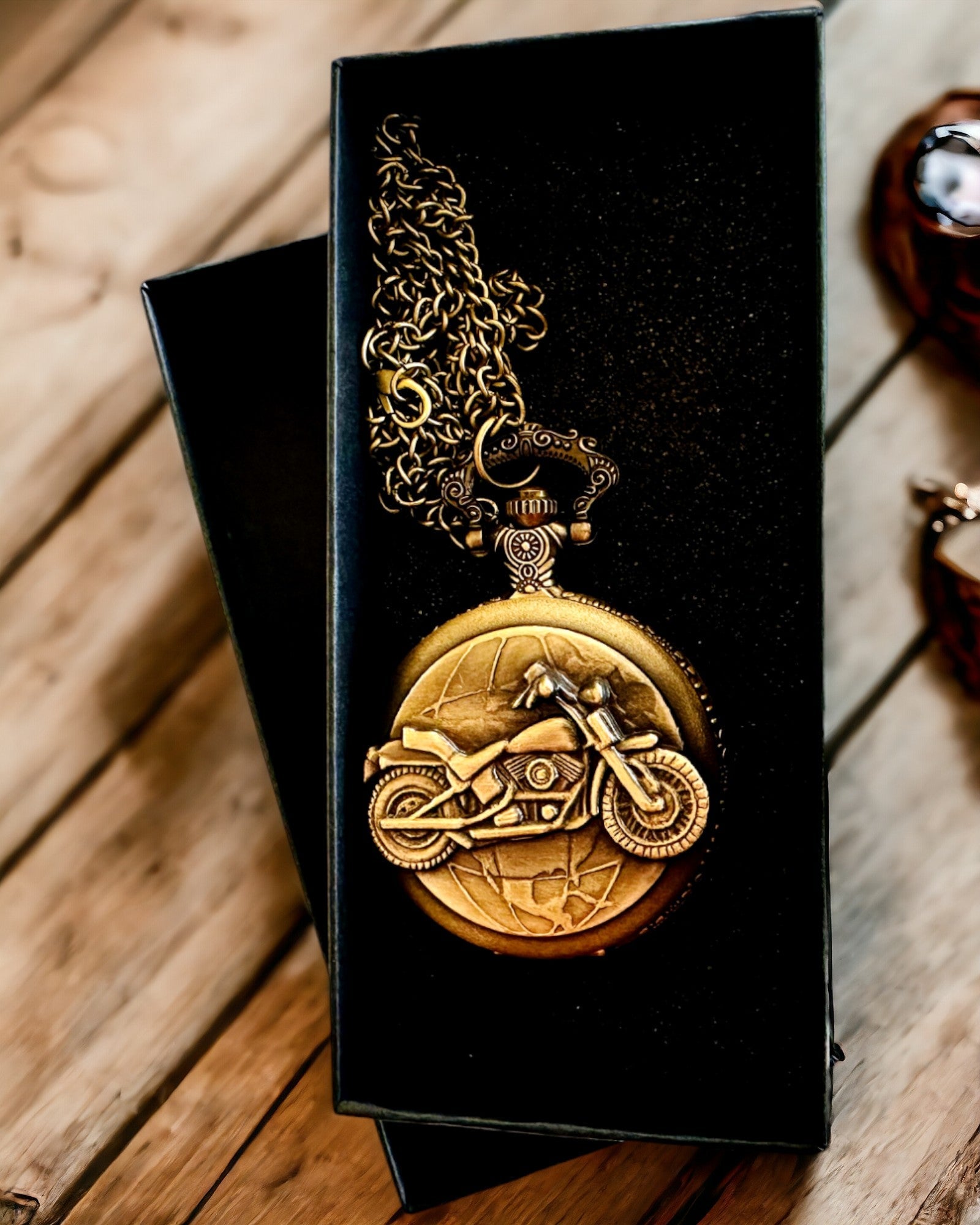 Reloj de Bolsillo "Motociclista Elegante" – Grabado