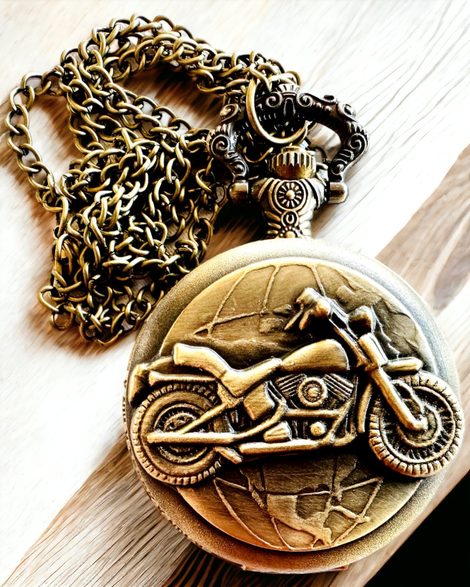 Reloj de Bolsillo "Motociclista Elegante" – Grabado