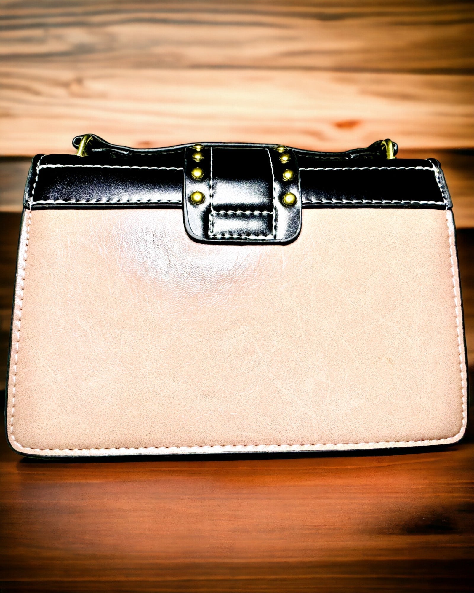 Bolso de Hombro Cuadrado Lila Claro con Motivo de León – Elegante Bolso de Piel Sintética Texturizada. Personalización con Grabado