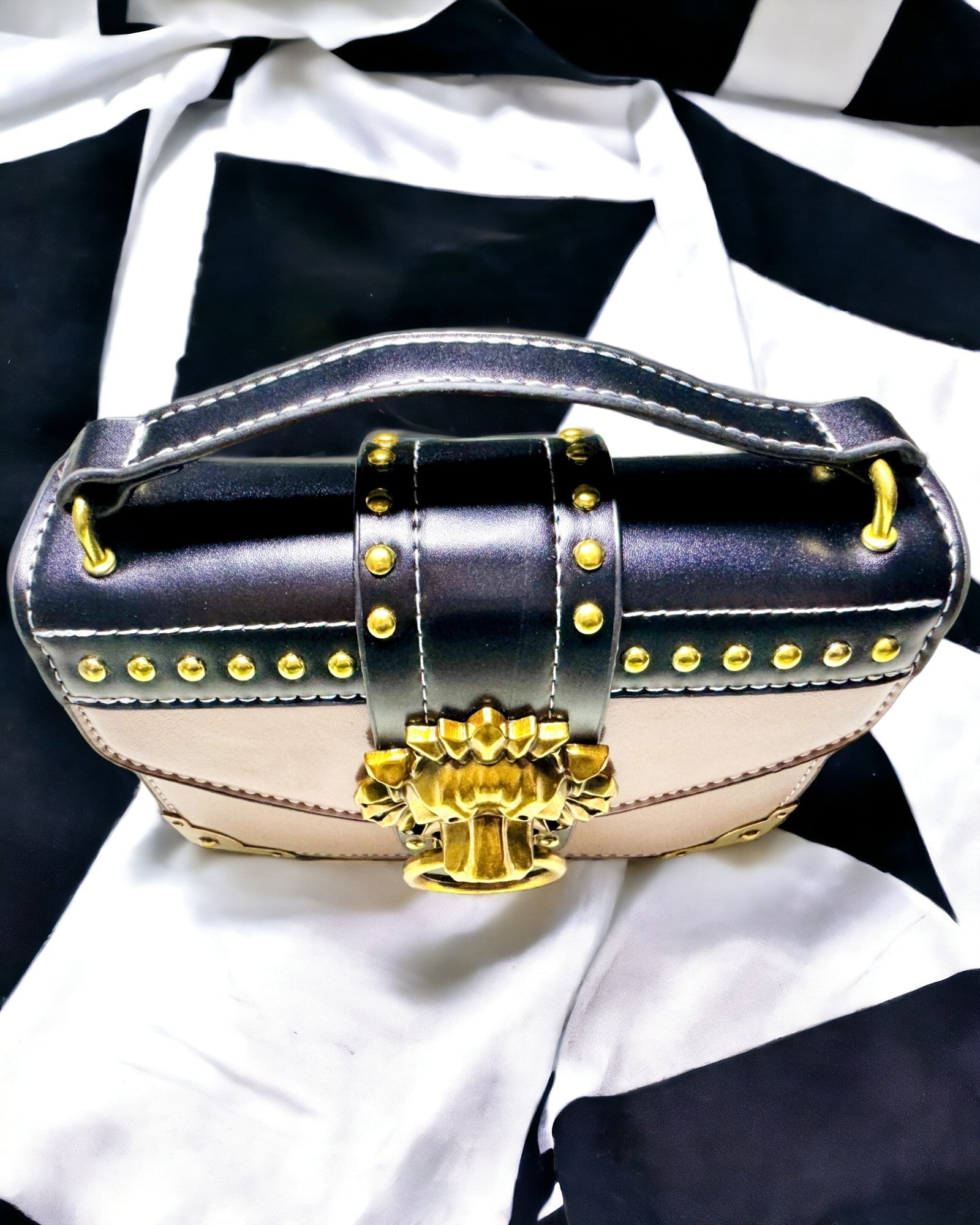 Bolso de Hombro Cuadrado Lila Claro con Motivo de León – Elegante Bolso de Piel Sintética Texturizada. Personalización con Grabado