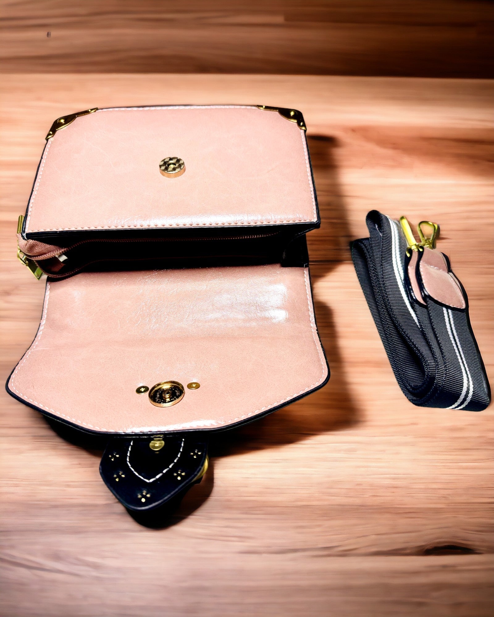 Bolso de Hombro Cuadrado Lila Claro con Motivo de León – Elegante Bolso de Piel Sintética Texturizada. Personalización con Grabado