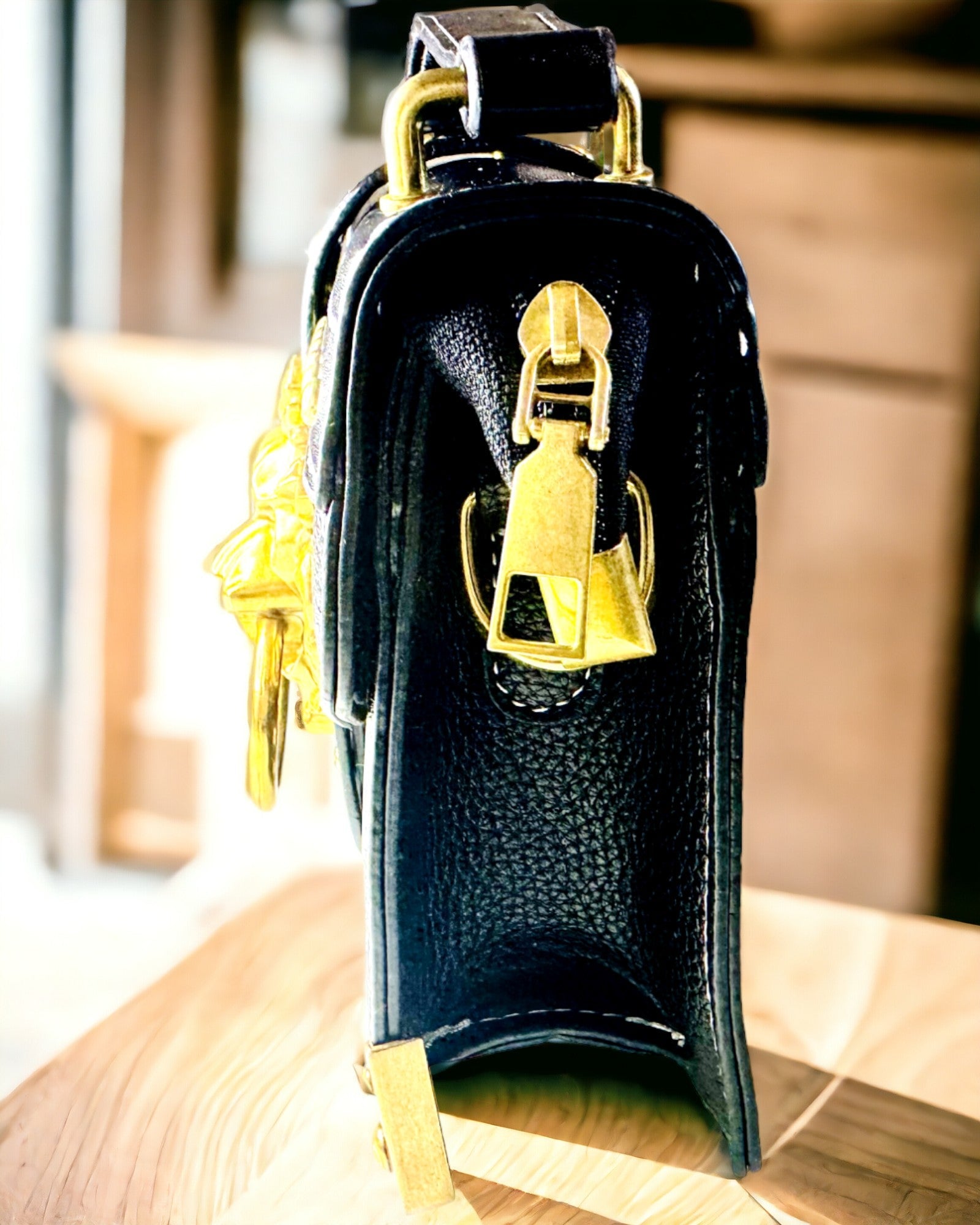 Bolso Cuadrado de Moda con Acento de León - color negro