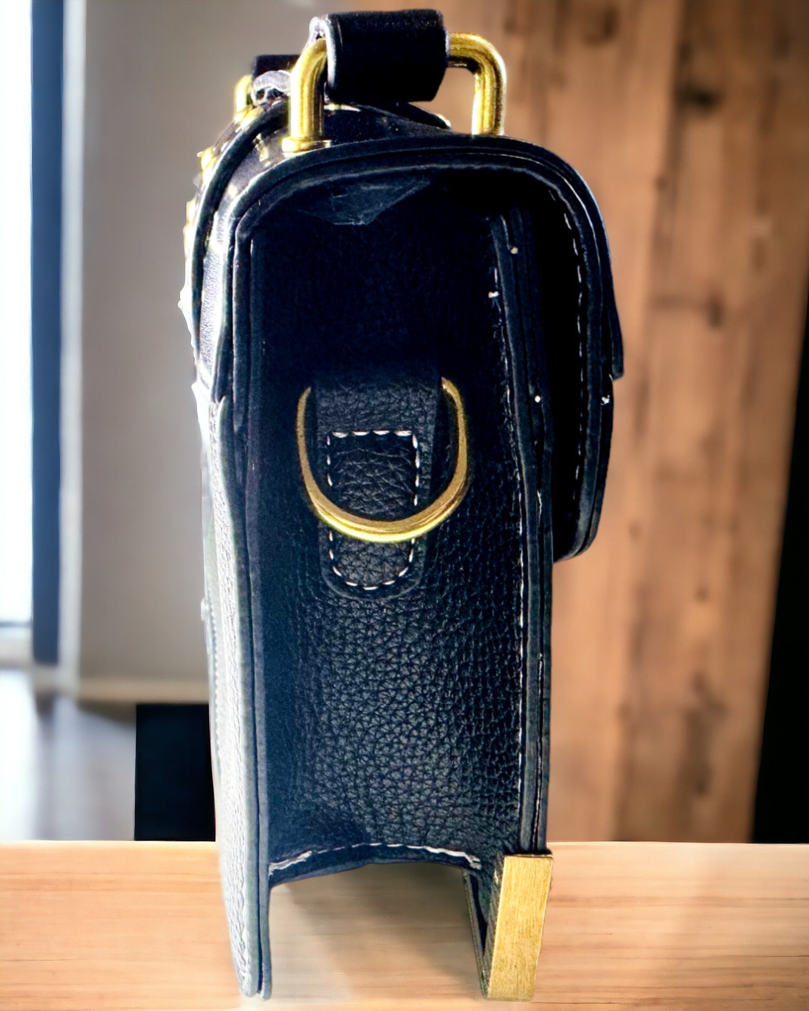 Bolso Cuadrado de Moda con Acento de León - color negro