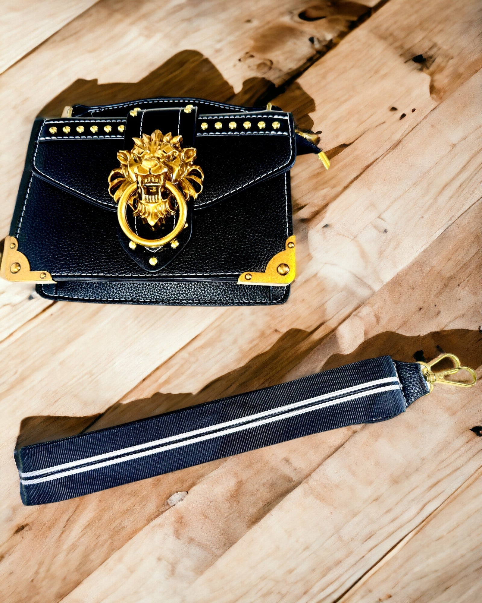 Bolso Cuadrado de Moda con Acento de León - color negro