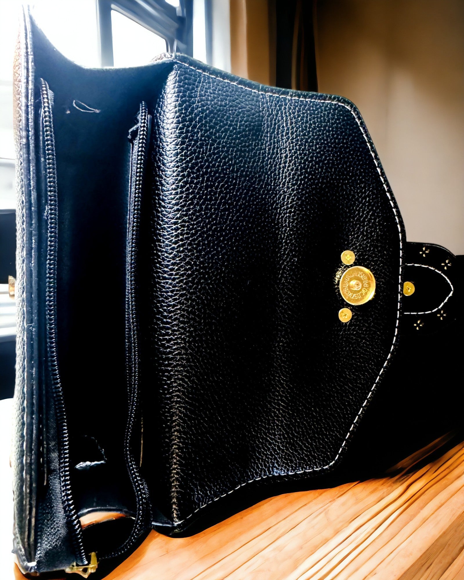 Bolso Cuadrado de Moda con Acento de León - color negro